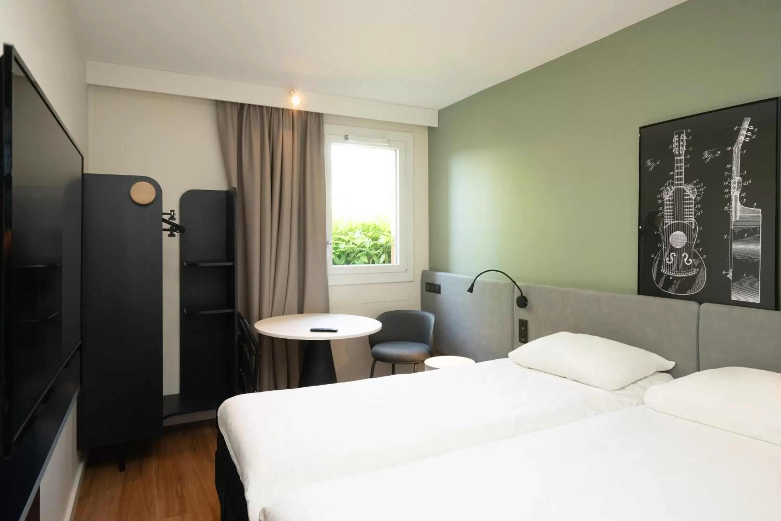 Bedroom, Bed in ibis Reims Tinqueux