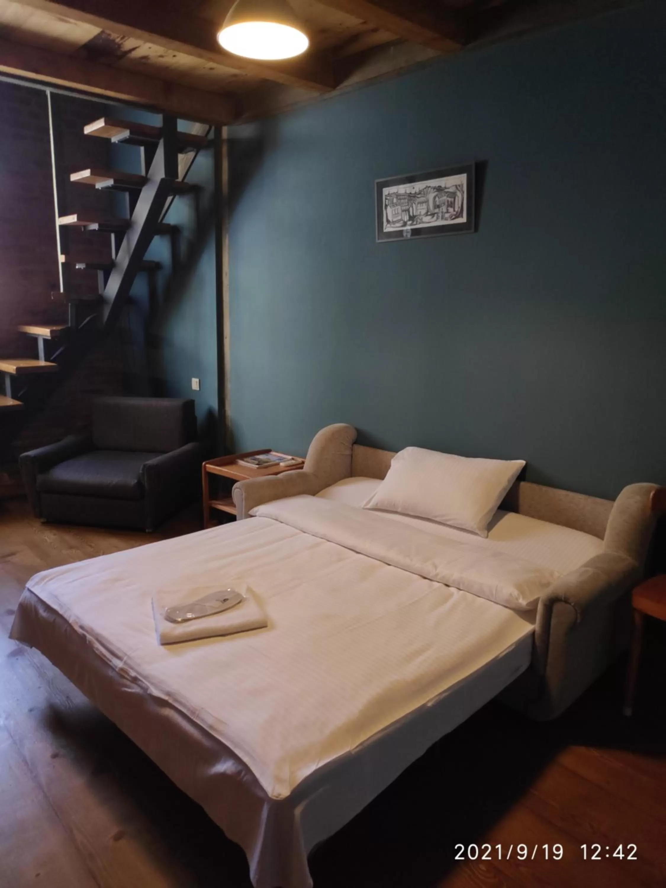 Photo of the whole room, Bed in 3 Heritage Rooms