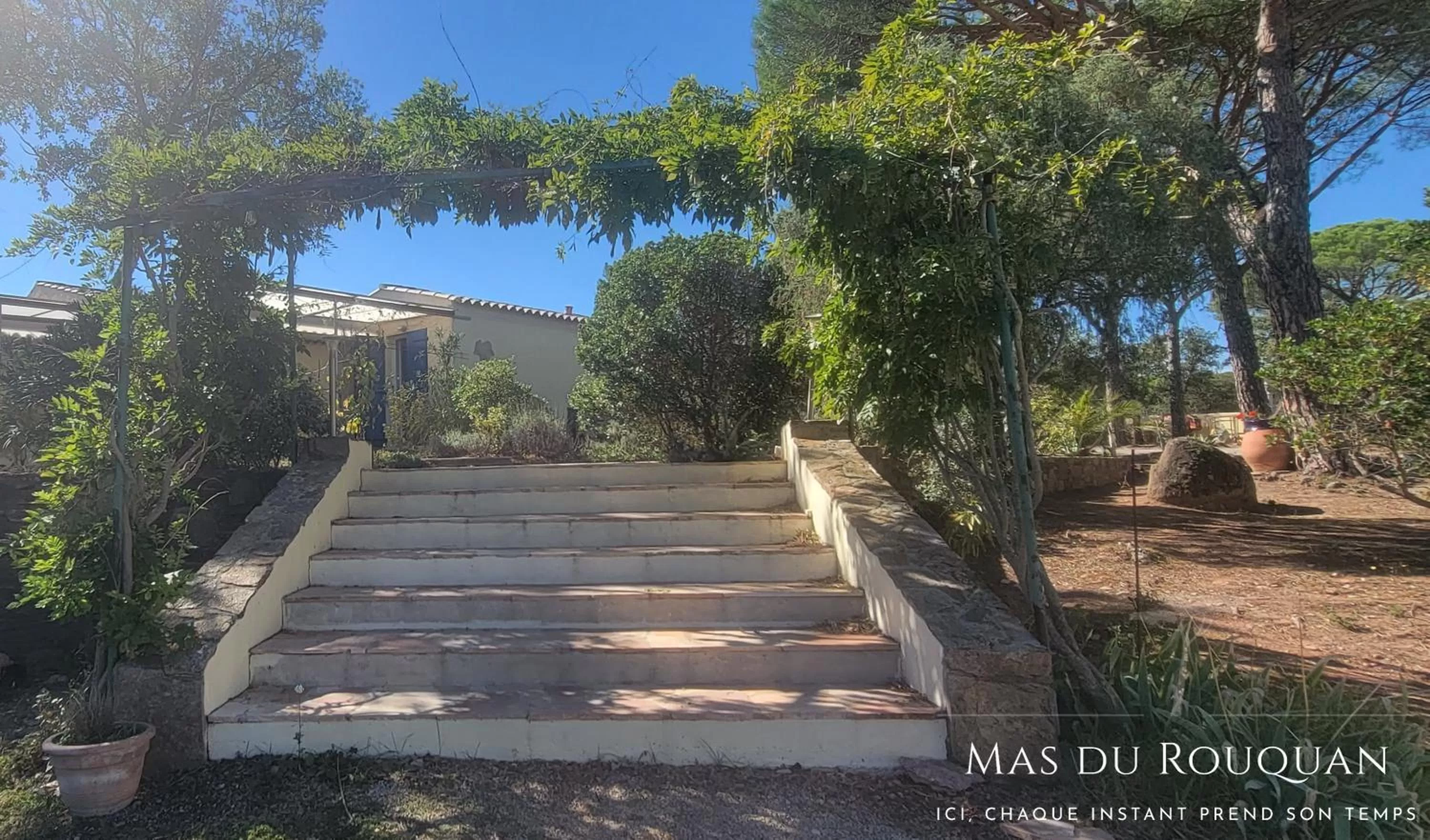 Property building in Le Mas du Rouquan