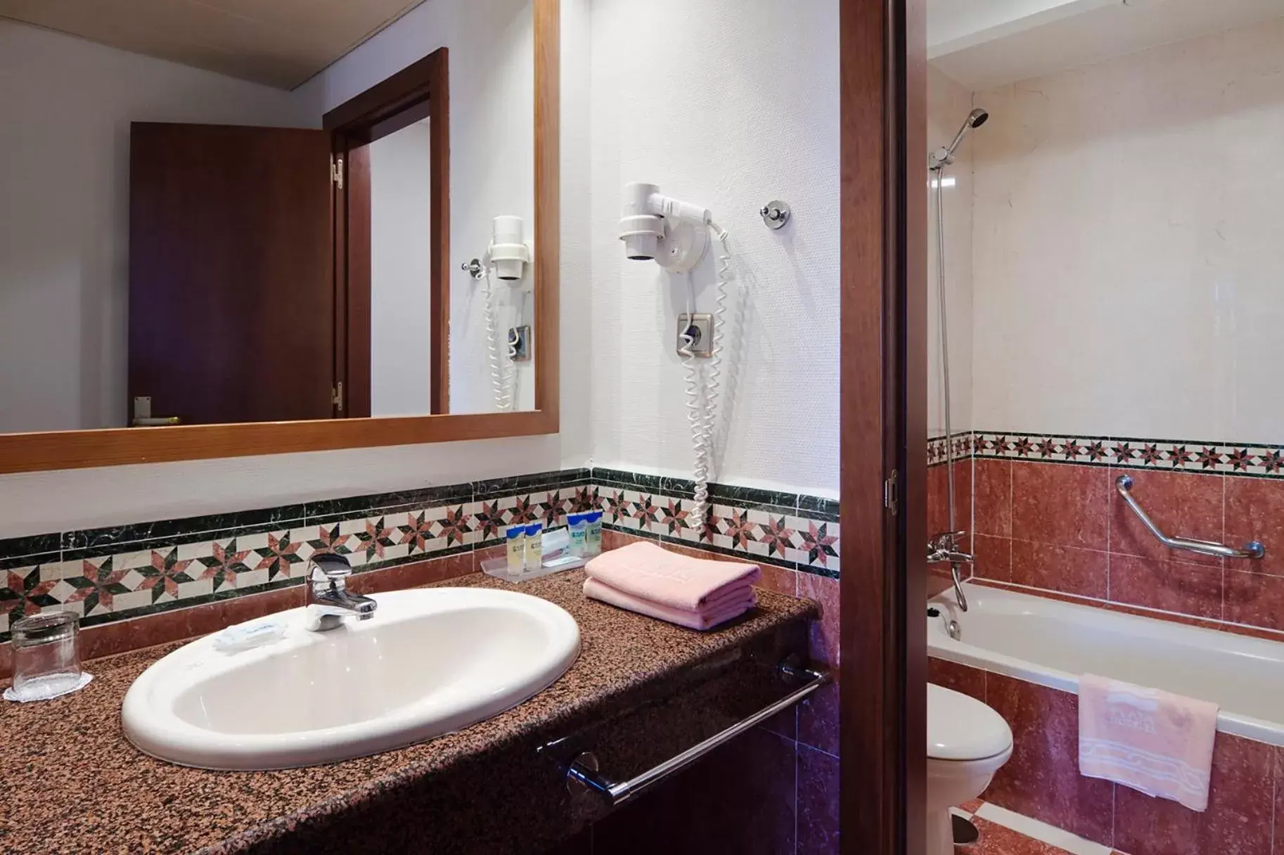 Shower, Bathroom in Playacanela Hotel