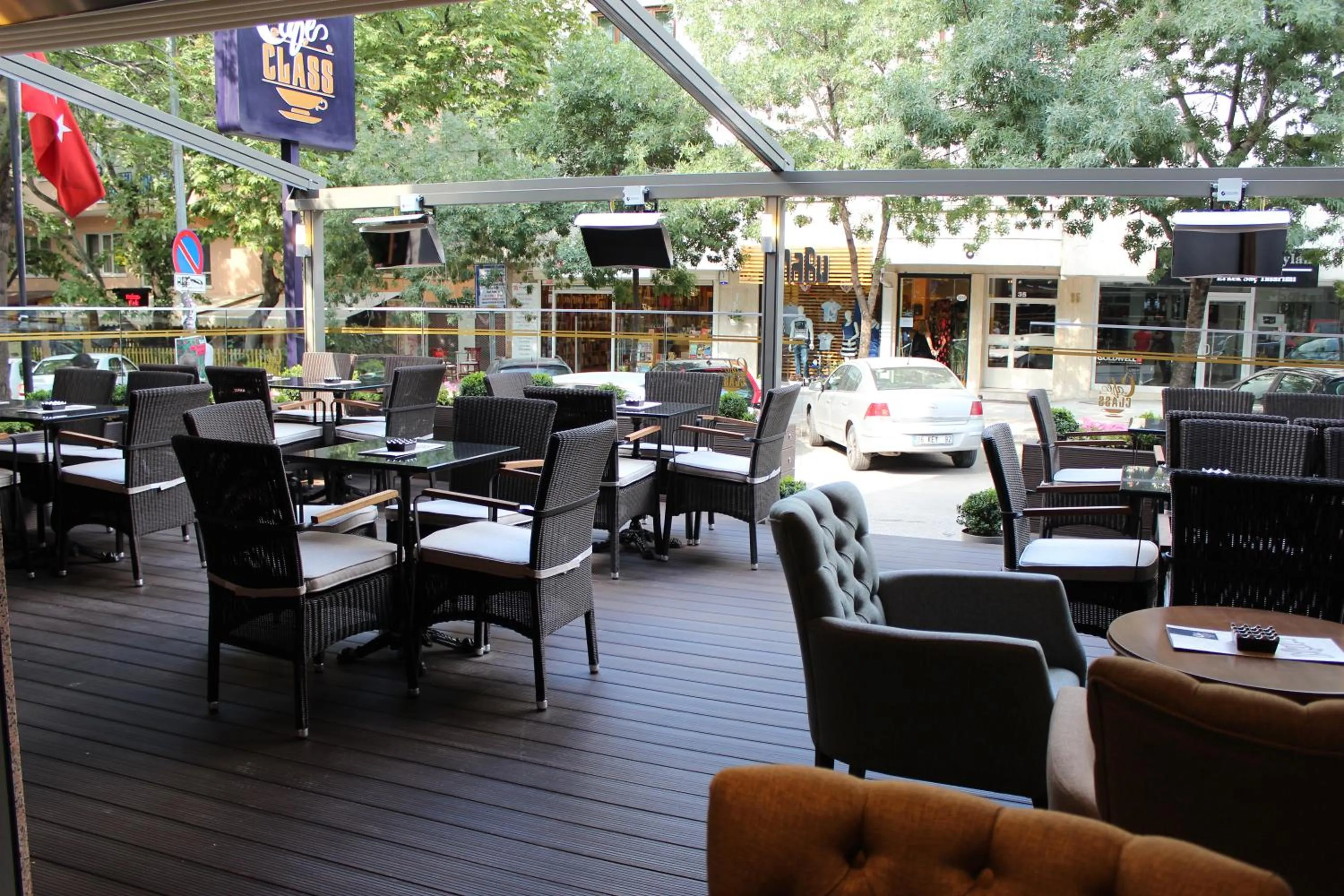 Restaurant/places to eat in Class Hotel