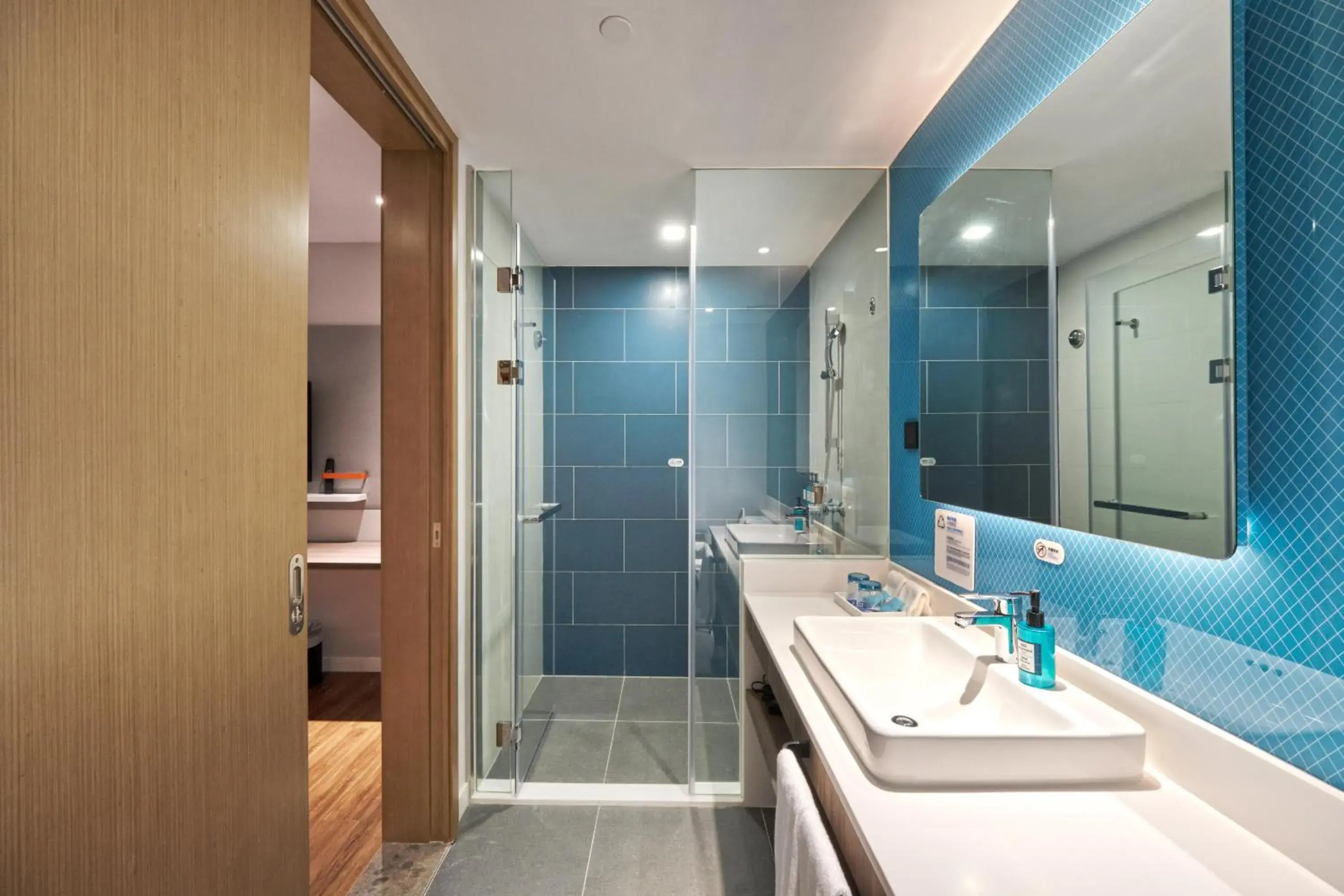 Photo of the whole room, Bathroom in HOLIDAY INN EXPRESS SHANGHAI HONGQIAO NORTH