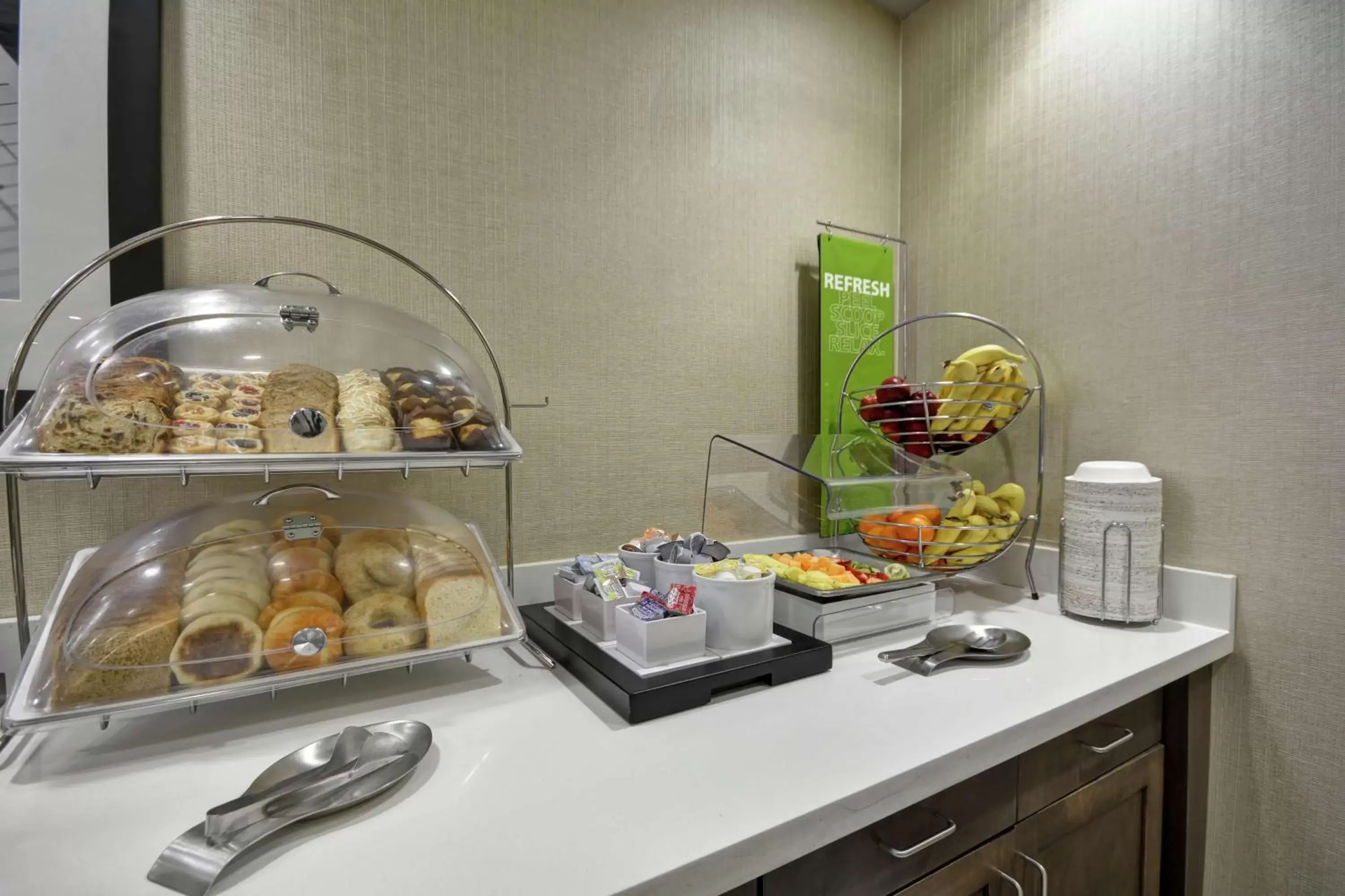 Dining area in Hampton Inn Blue Ash/Cincinnati, OH