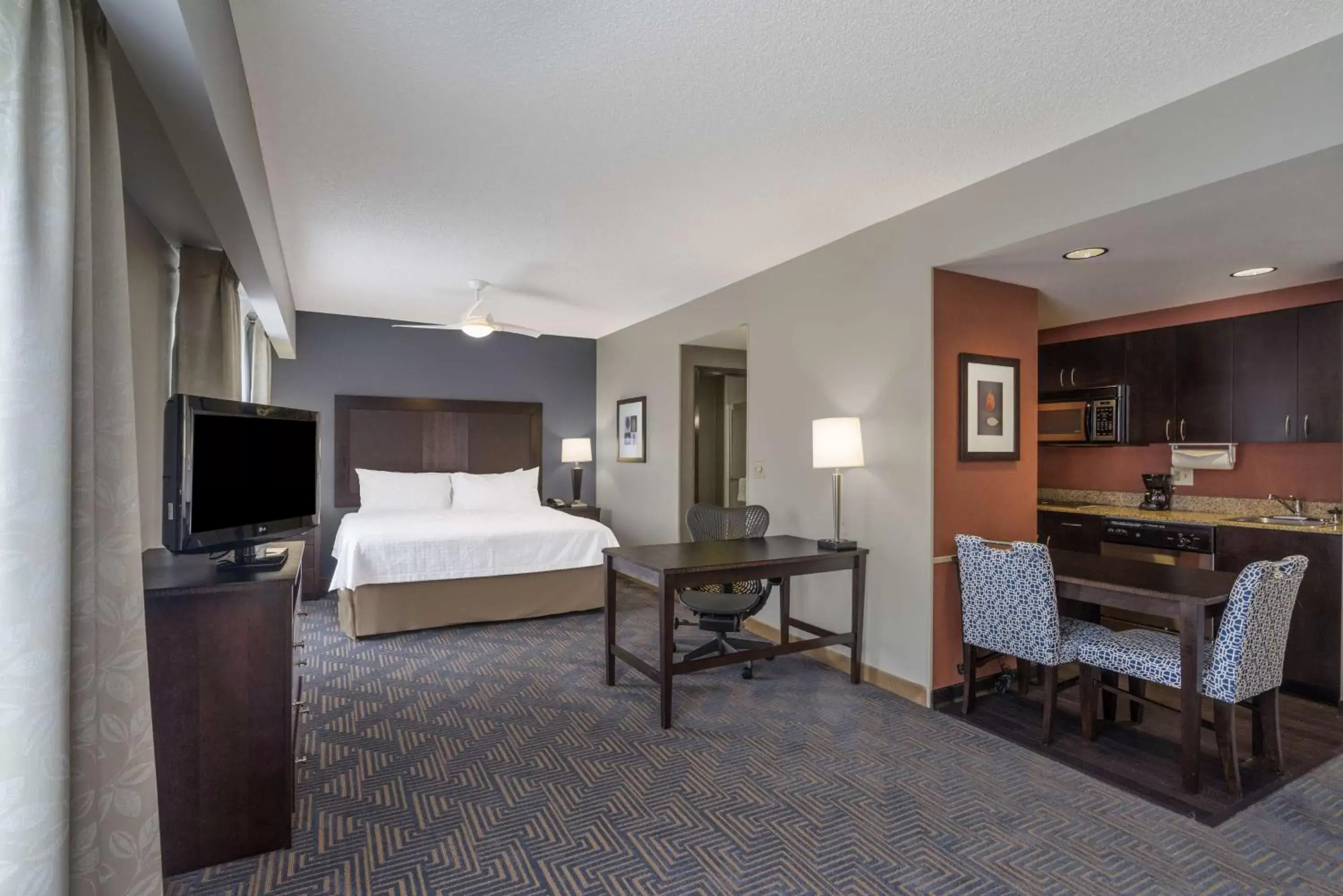 Bed, Seating Area in Homewood Suites by Hilton Louisville-East
