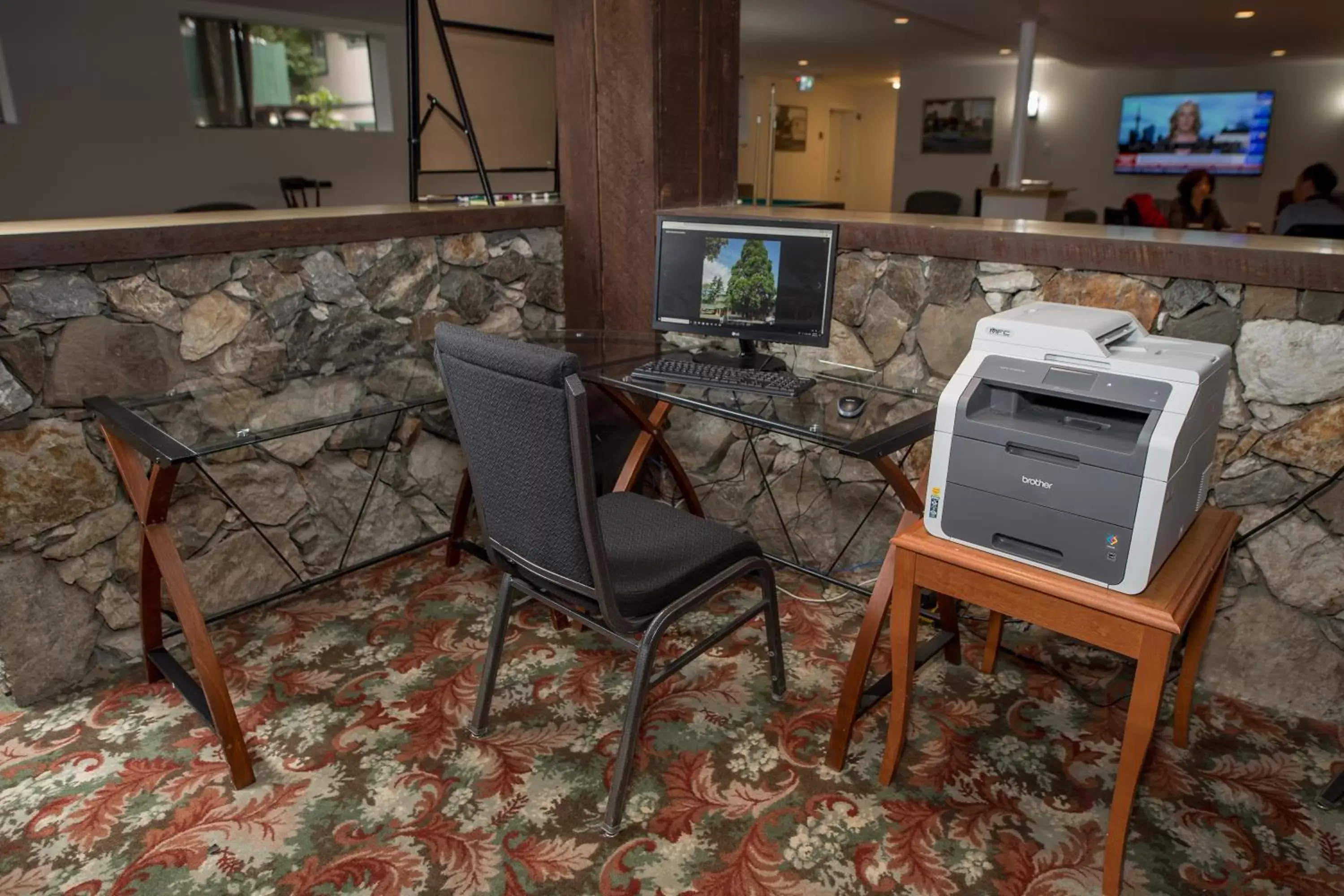 Communal lounge/ TV room in Robin Hood Inn and Suites