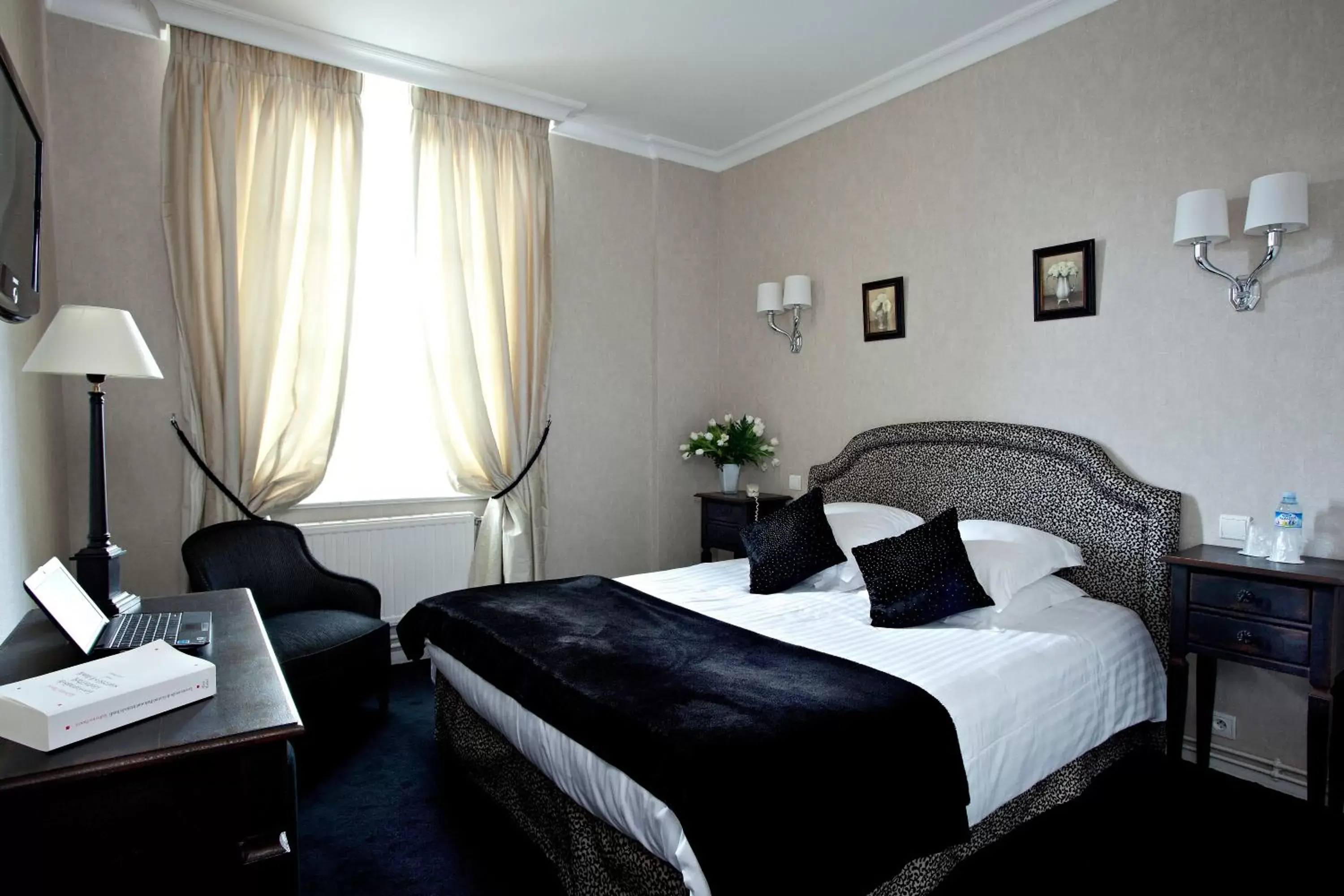 Photo of the whole room, Bed in Hôtel de L'univers