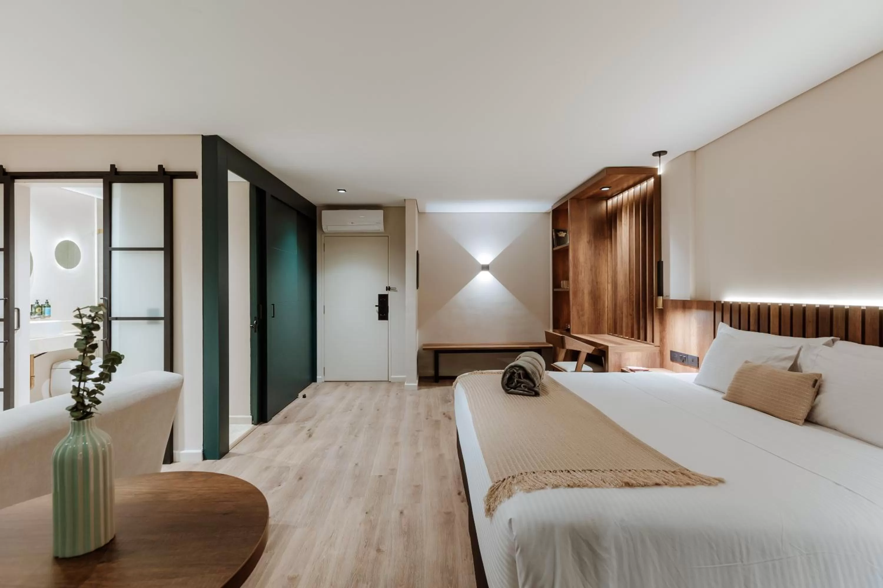 Photo of the whole room, Bed in 1616 Hotel