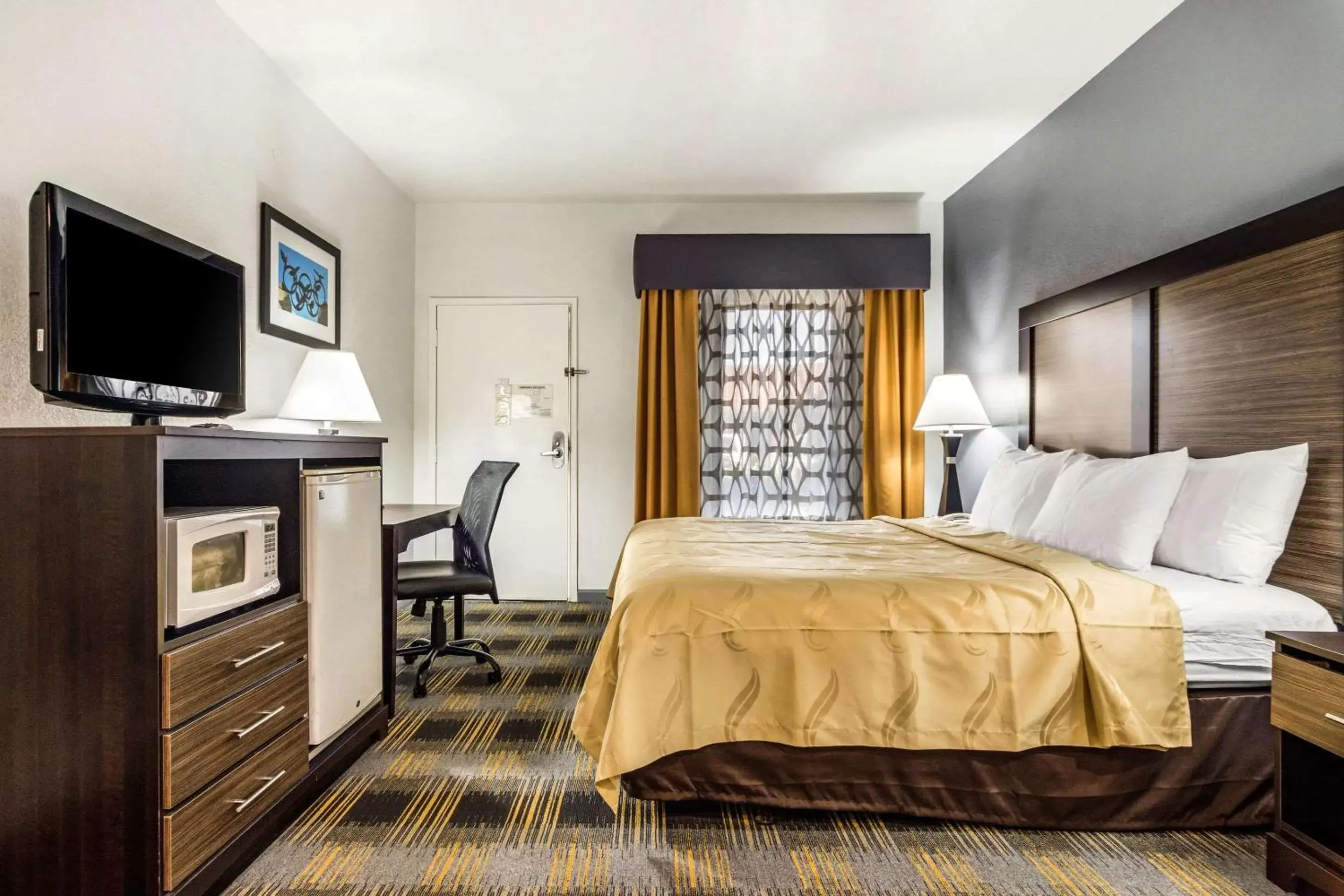 Photo of the whole room, Bed in Quality Inn near Six Flags Douglasville