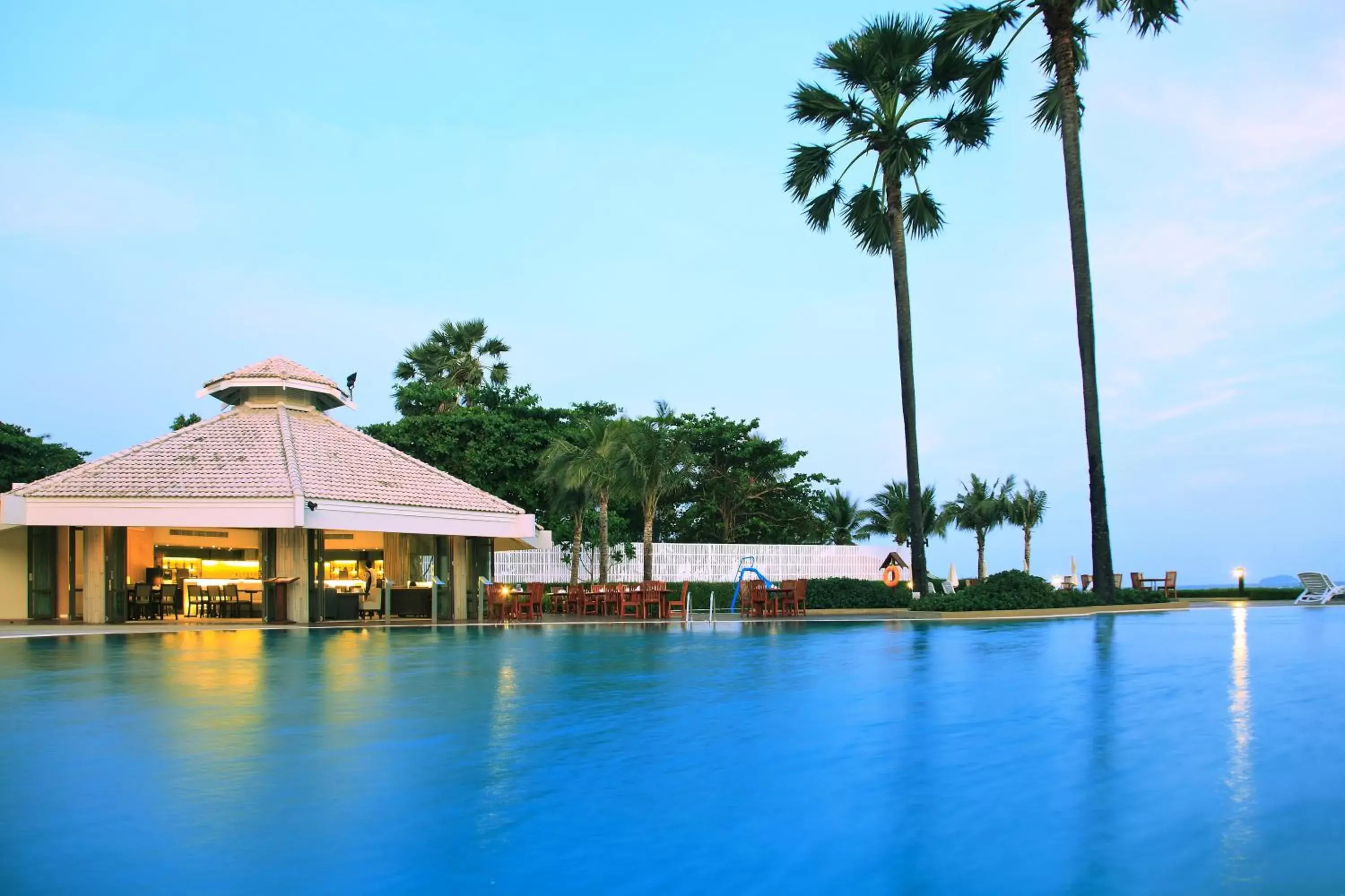 Restaurant/places to eat, Swimming Pool in Novotel Rayong Rim Pae Resort