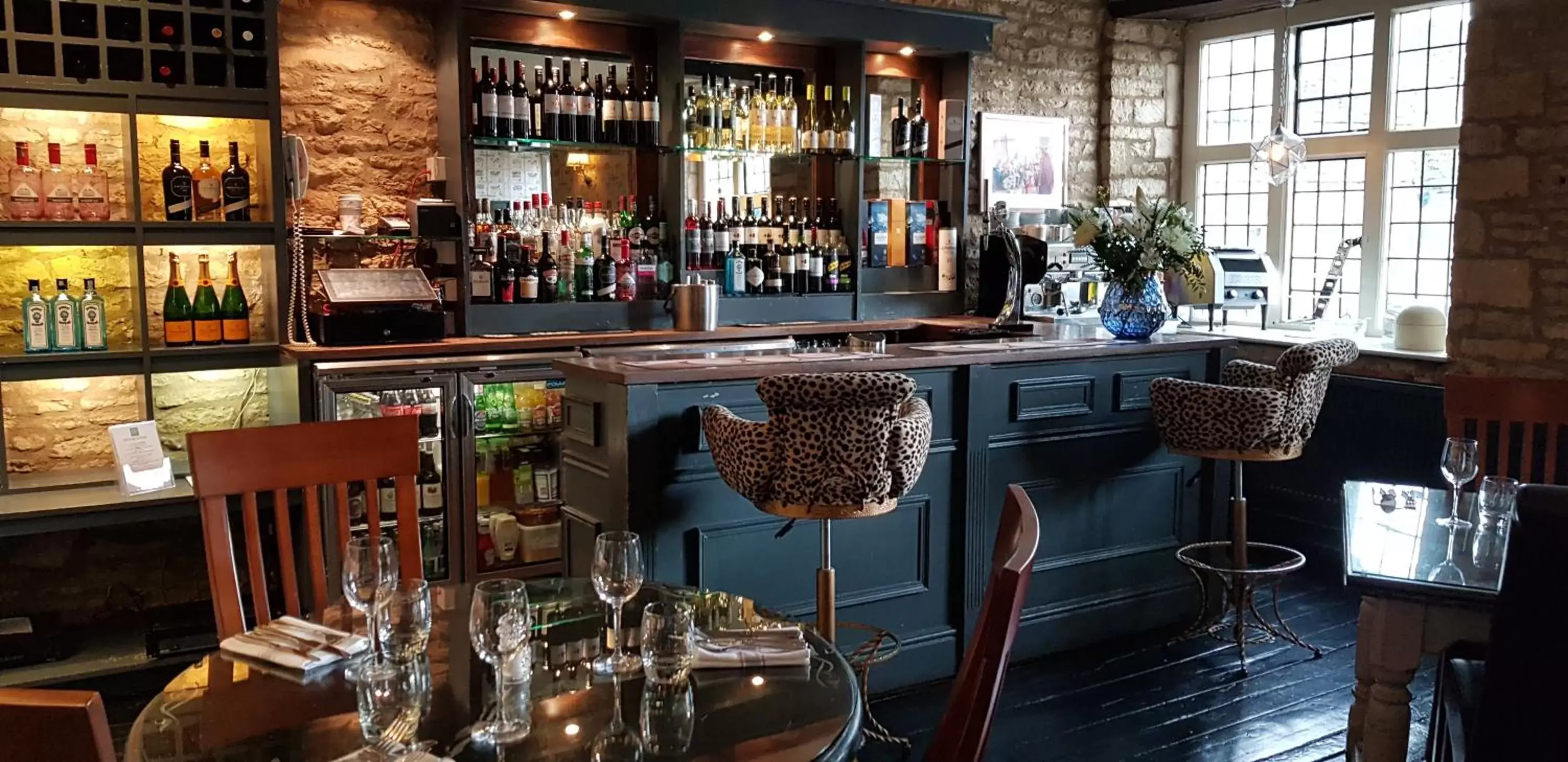 Dining area, Lounge/Bar in The Kings Arms Hotel