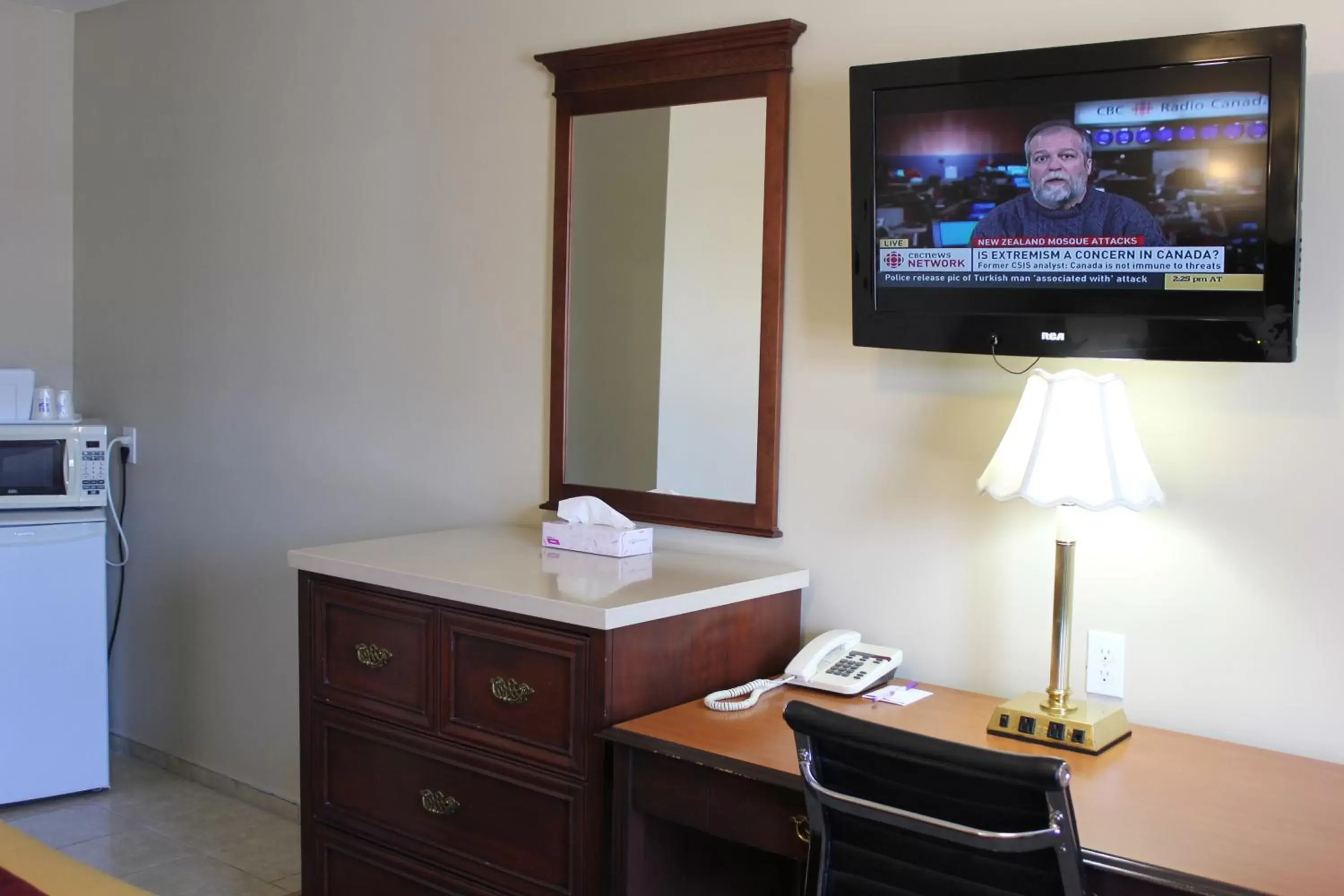 Photo of the whole room, TV/Entertainment Center in Nights Inn Owen Sound