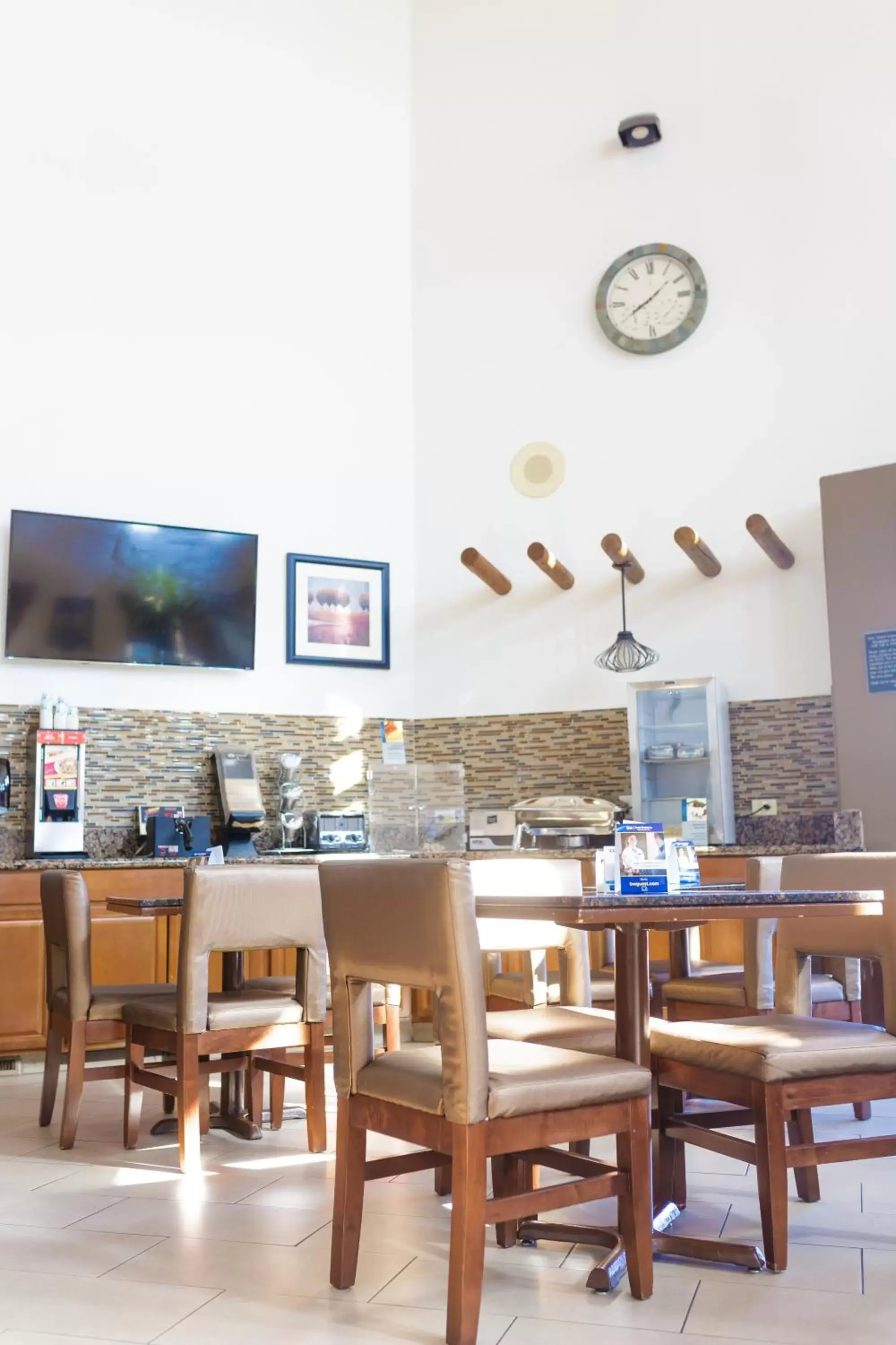 Continental breakfast, Restaurant/Places to Eat in Best Western Kiva Inn