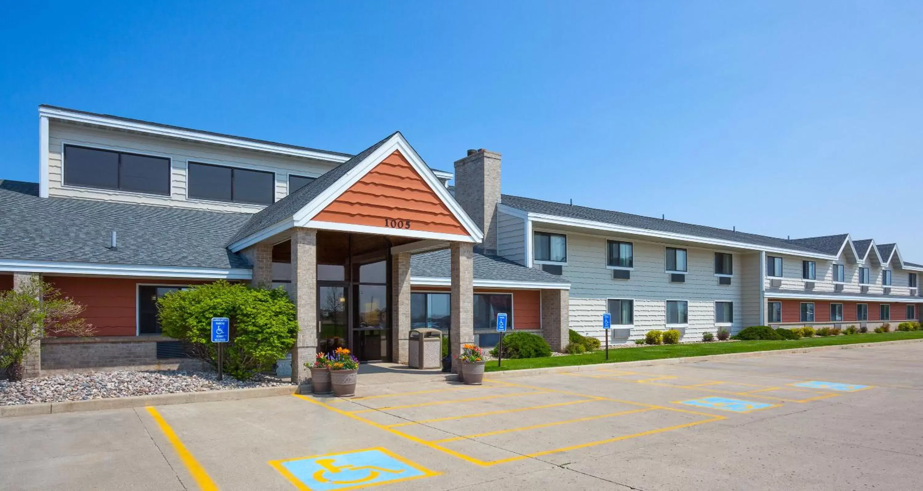 Facade/entrance, Property Building in AmericInn by Wyndham Spencer