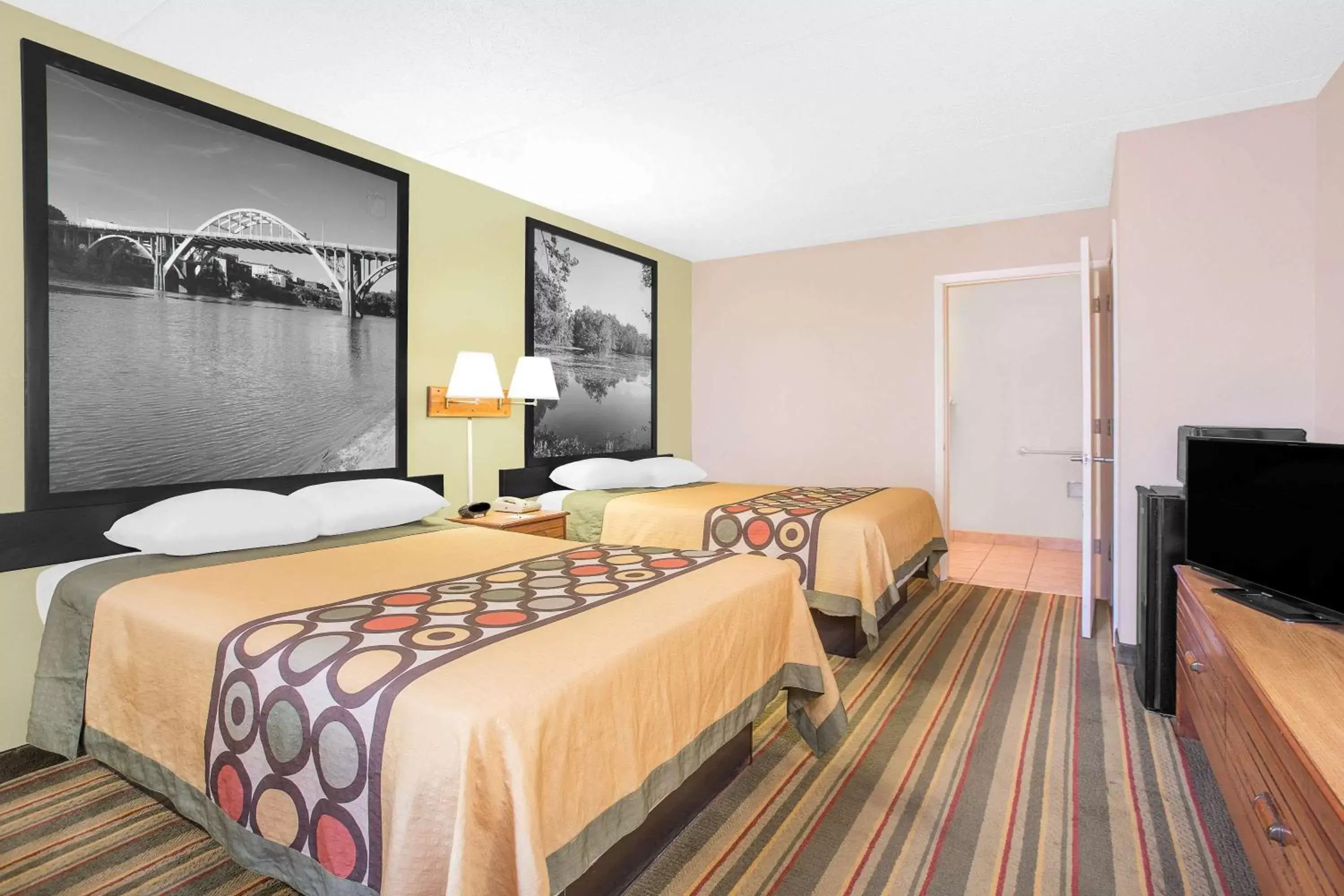Photo of the whole room, Bed in Super 8 by Wyndham Eufaula