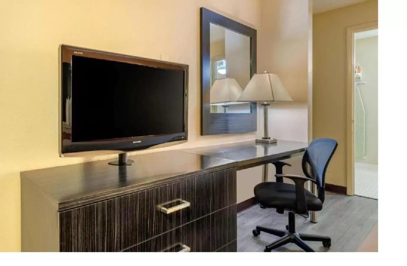 TV and multimedia, TV/Entertainment Center in Econo Lodge International Drive