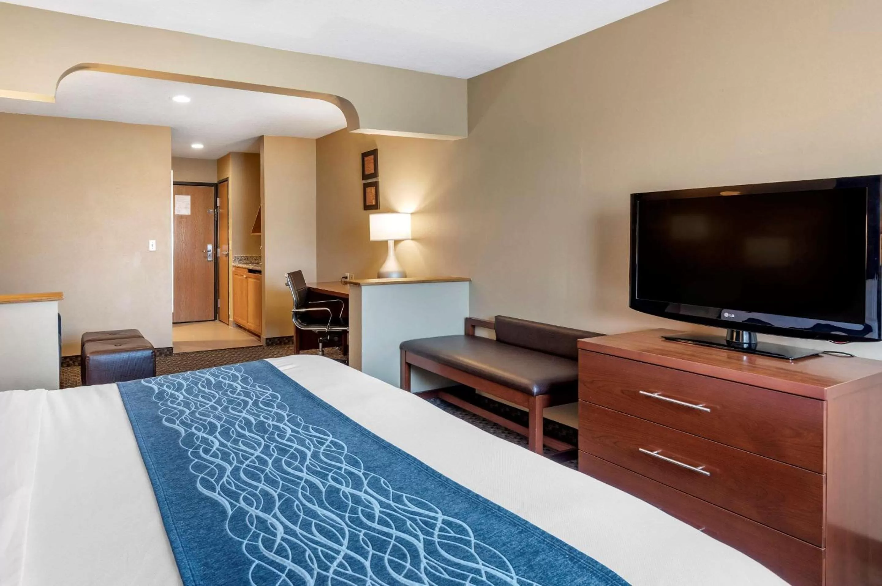 Photo of the whole room, Bed in Comfort Inn & Suites Napoleon