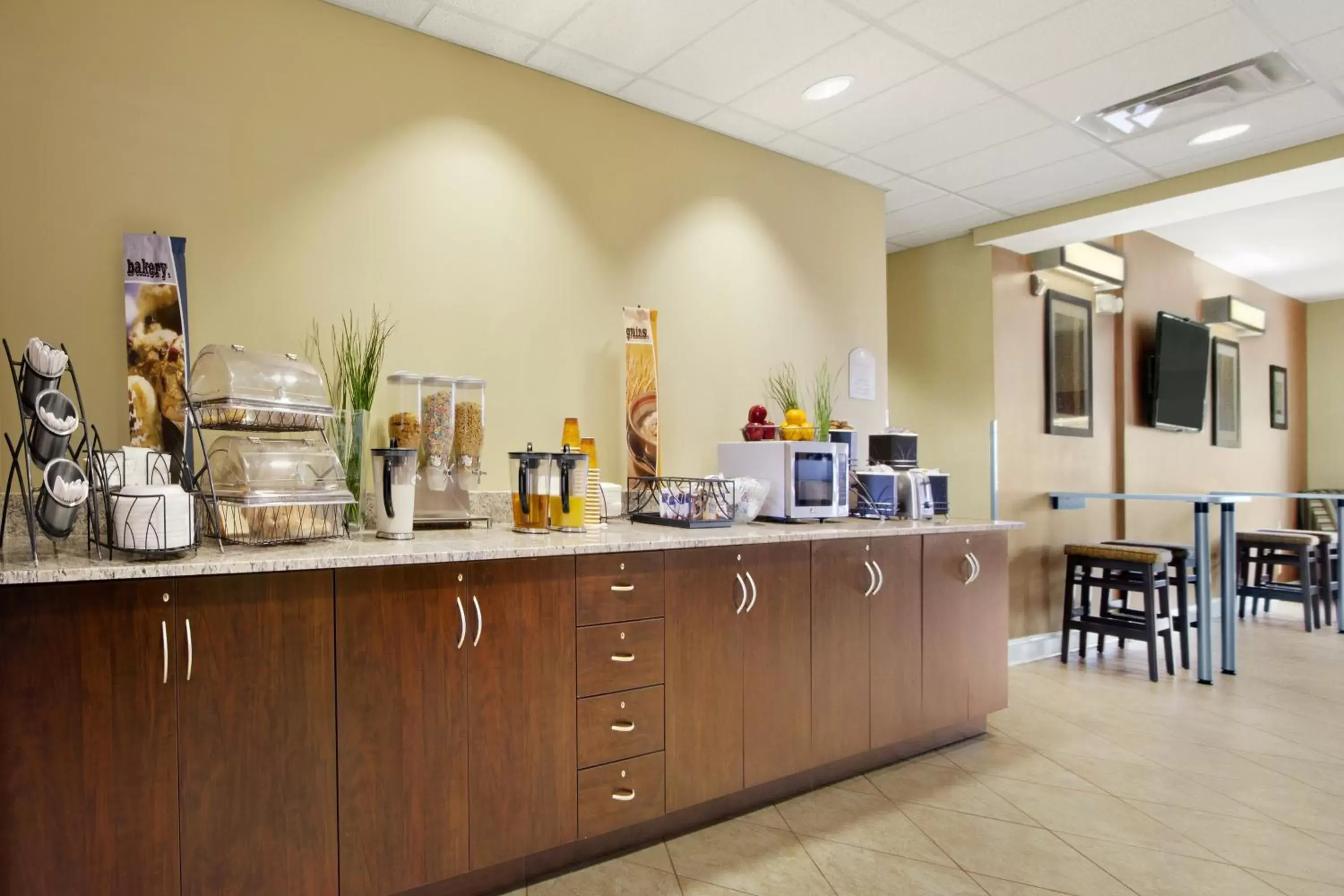 Food, Restaurant/Places to Eat in Microtel Inn & Suites by Wyndham