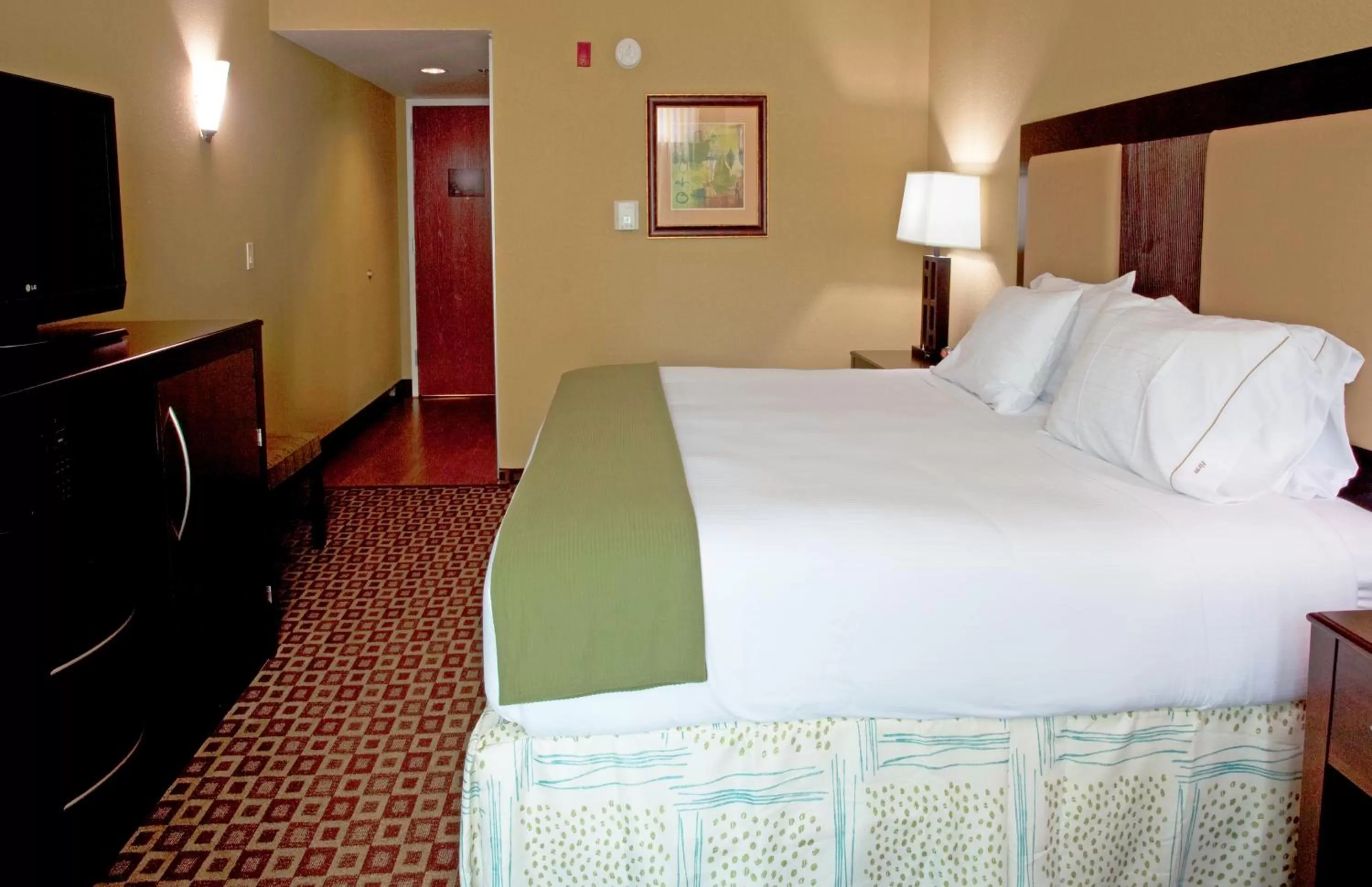 Photo of the whole room, Bed in Holiday Inn Express Hotel & Suites Chaffee - Jacksonville West by IHG