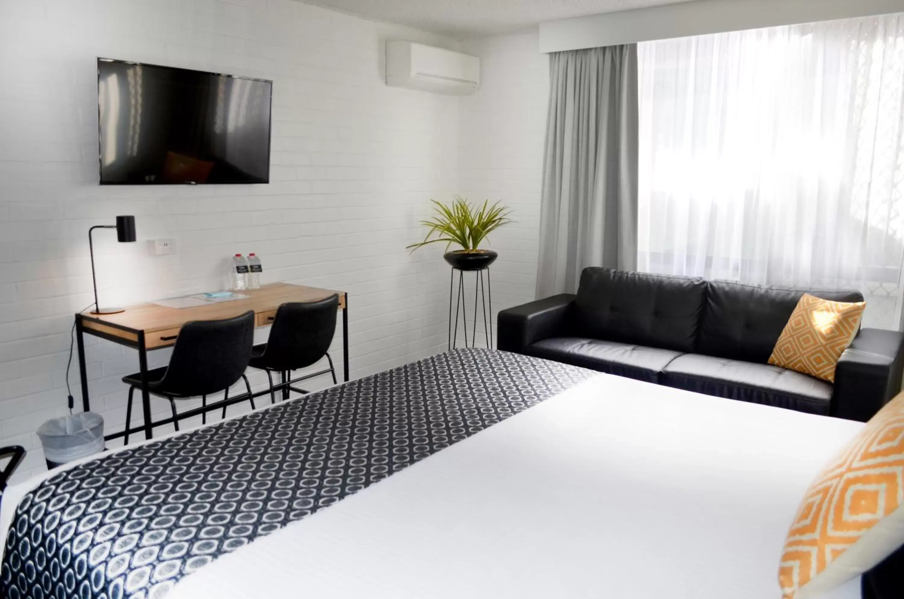 Bed, Seating Area in Orana Motel