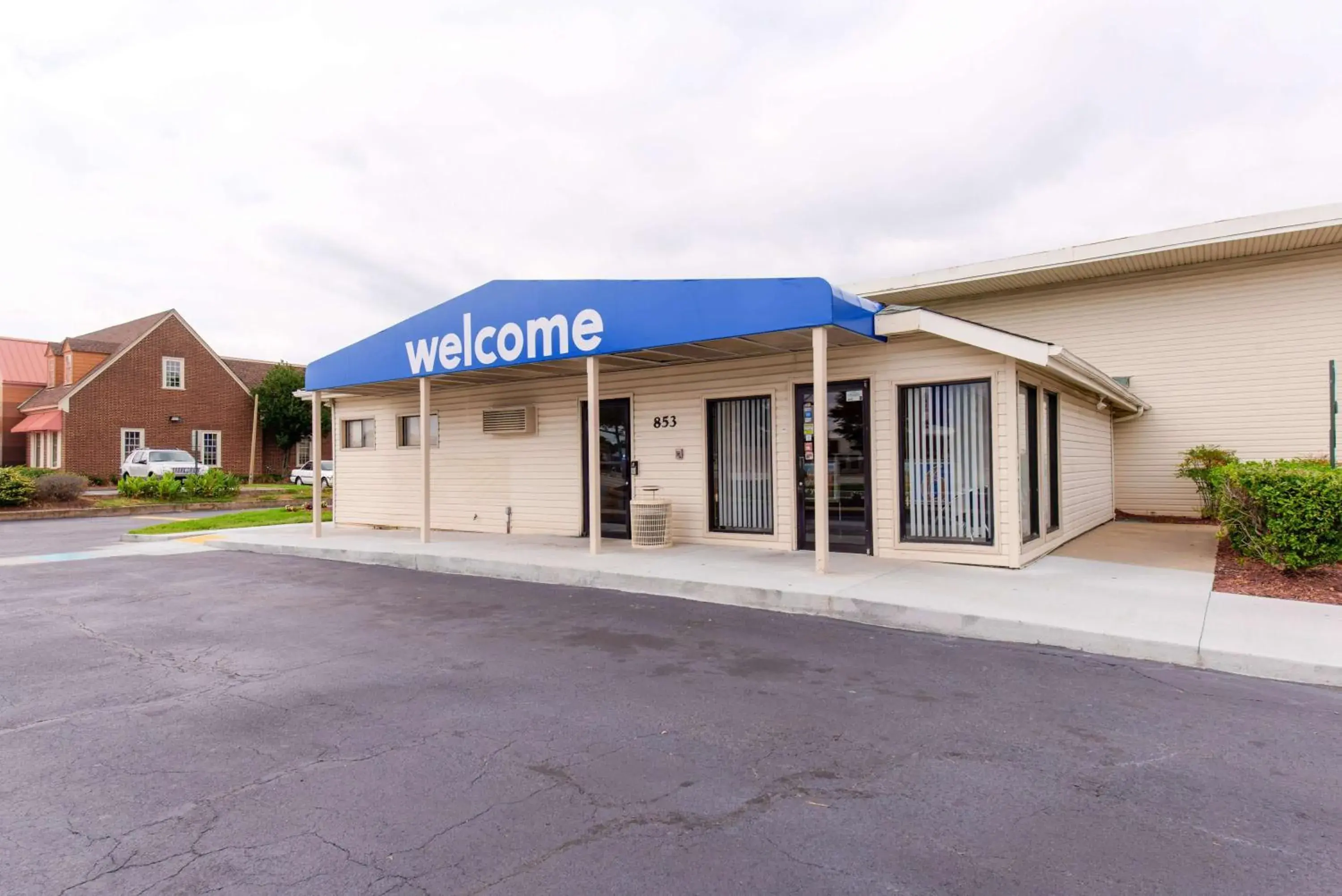 Property building in Motel 6-Norfolk, VA