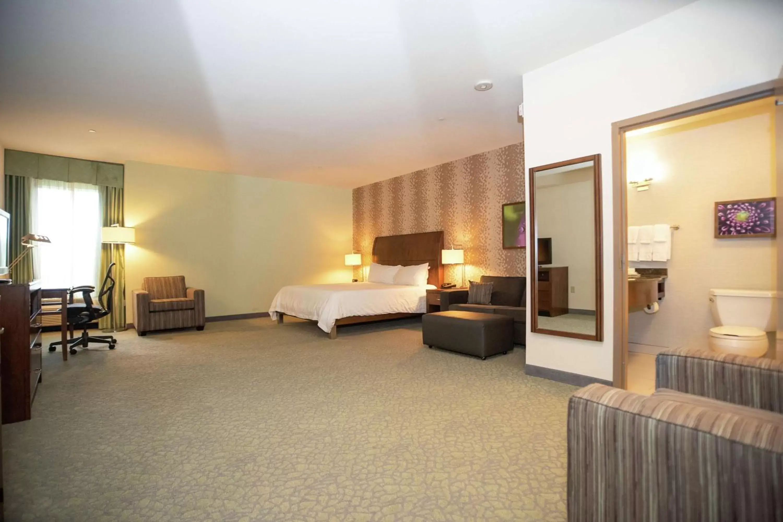Bedroom, Bed in Hilton Garden Inn Covington/Mandeville