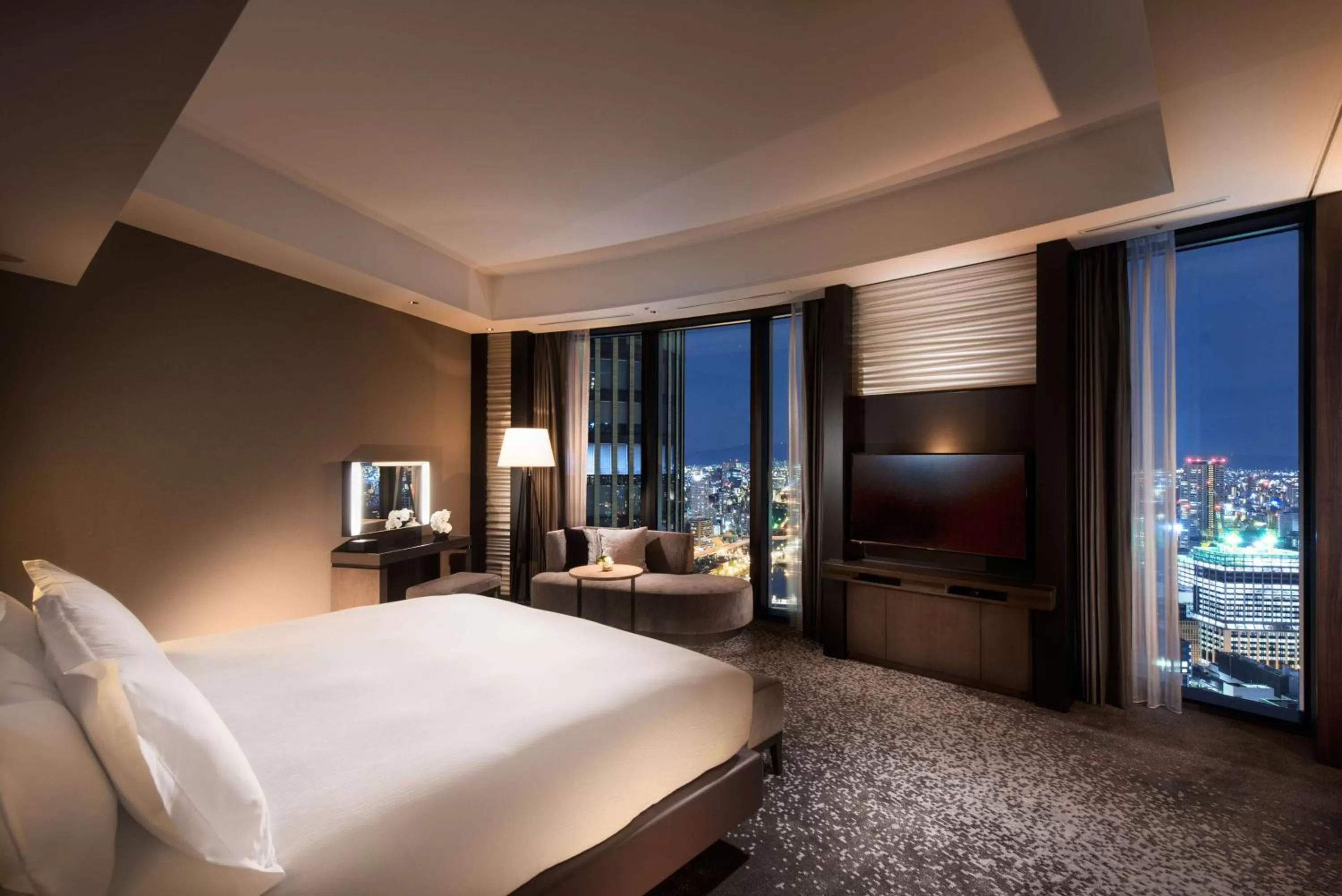 Living room, Bed in Conrad Osaka