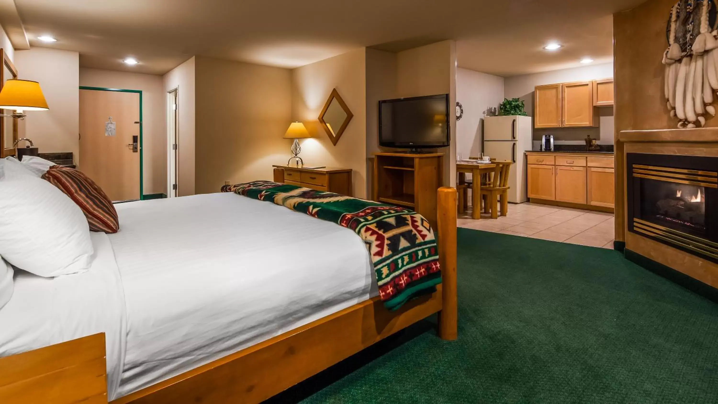 Kitchen or kitchenette, Bed in Best Western Plus Kentwood Lodge