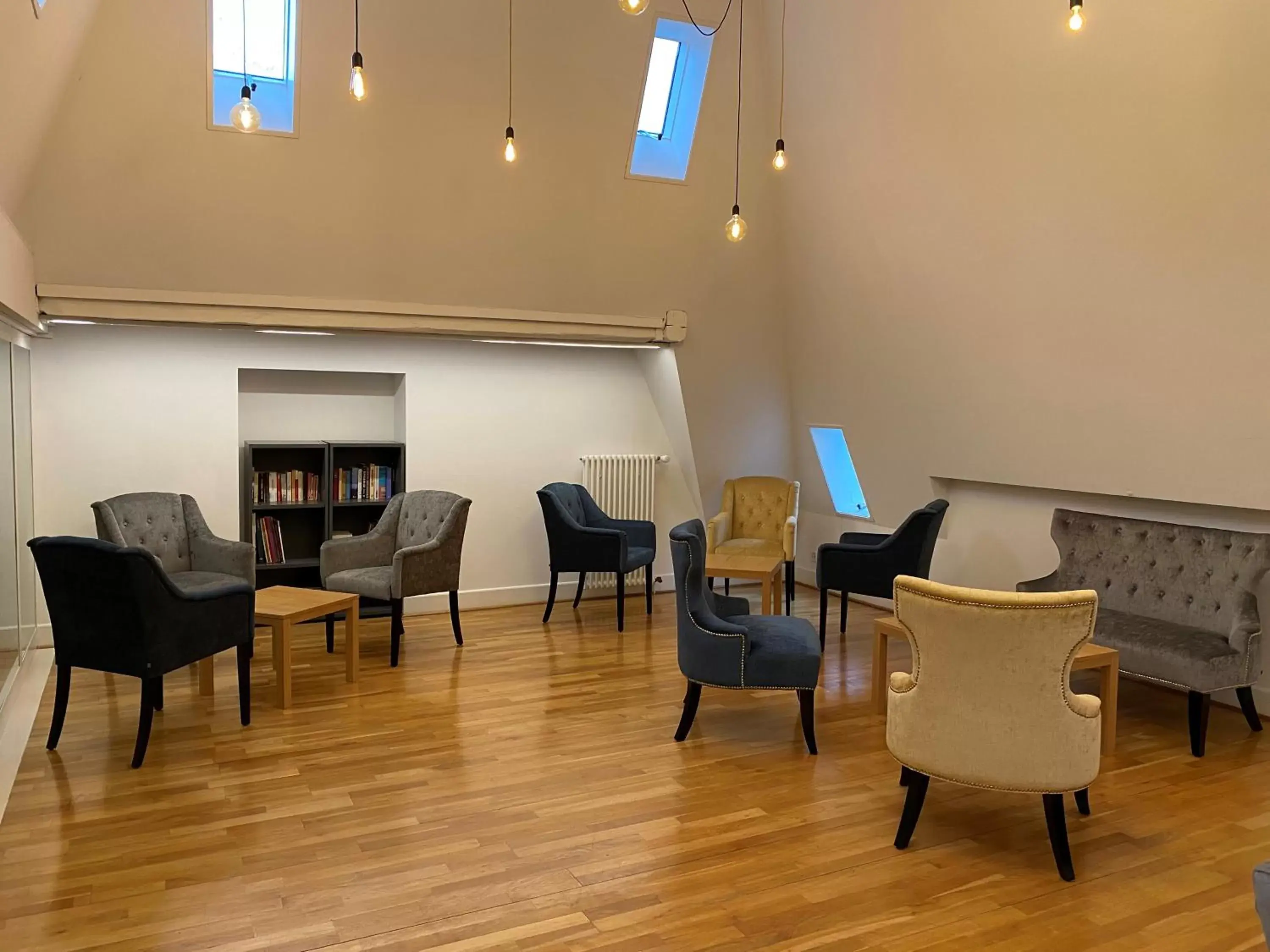 Library, Seating Area in Geneva Hostel