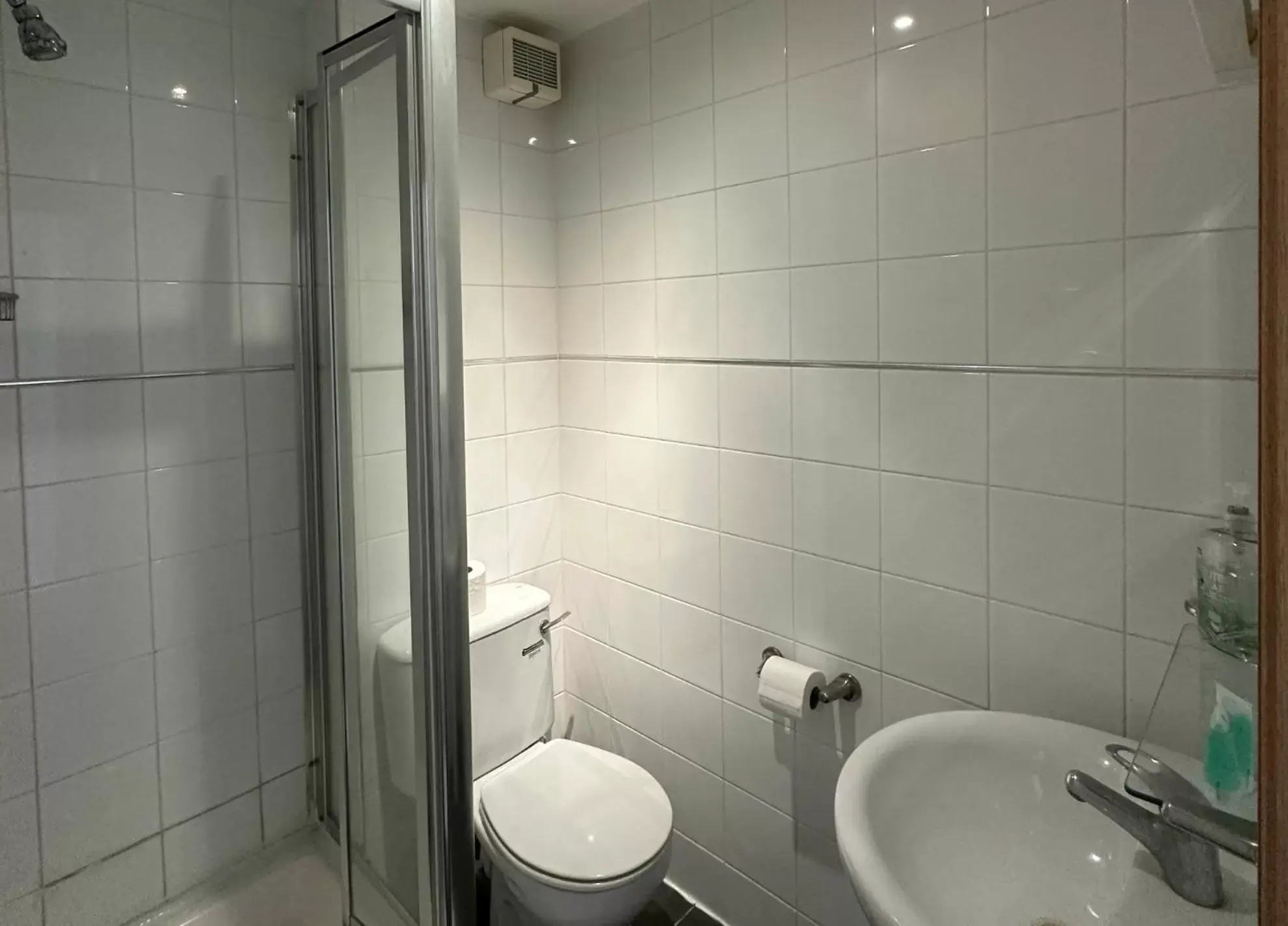 Shower, Bathroom in The Brent Hotel - London - Wembley and Harrow