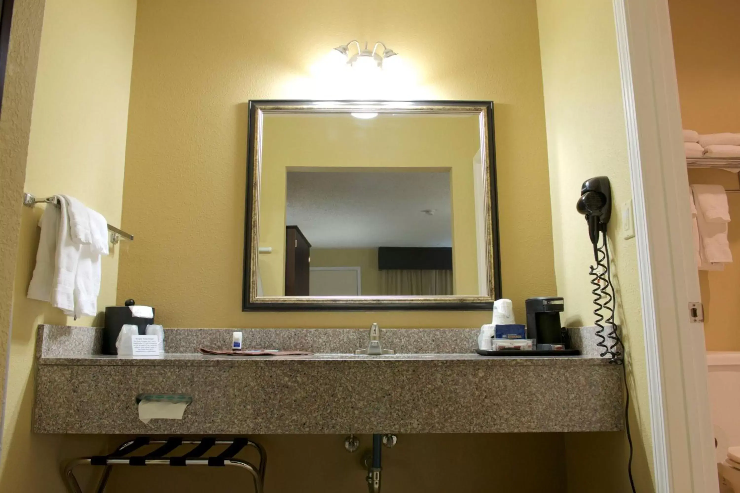 Bedroom, Bathroom in Best Western Green Tree Inn