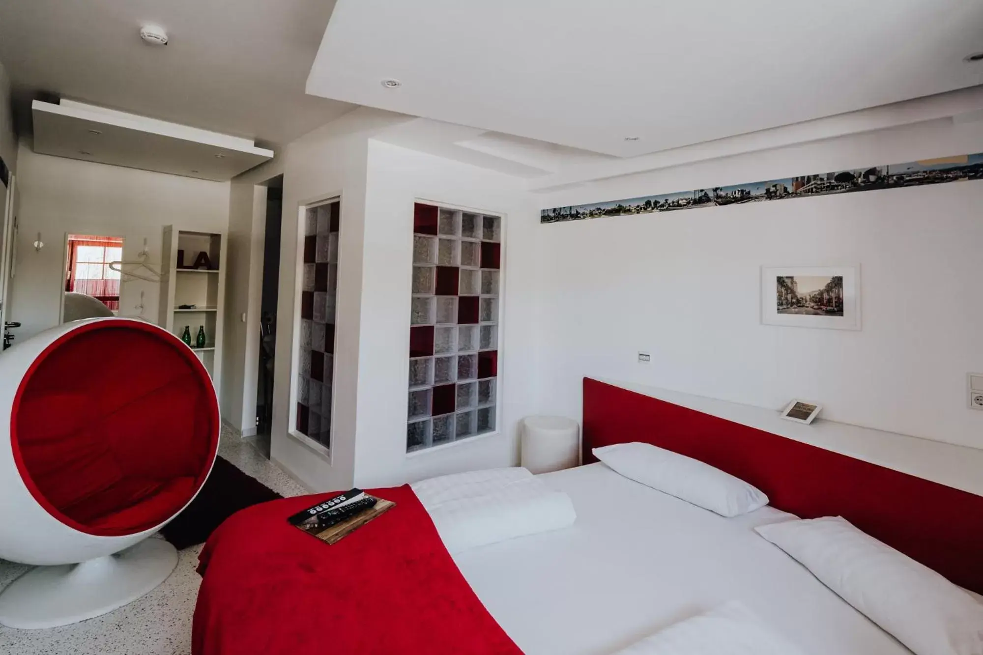 L.A. White Room in Road Stop Dortmund L.A. White Room in Road Stop Dortmund