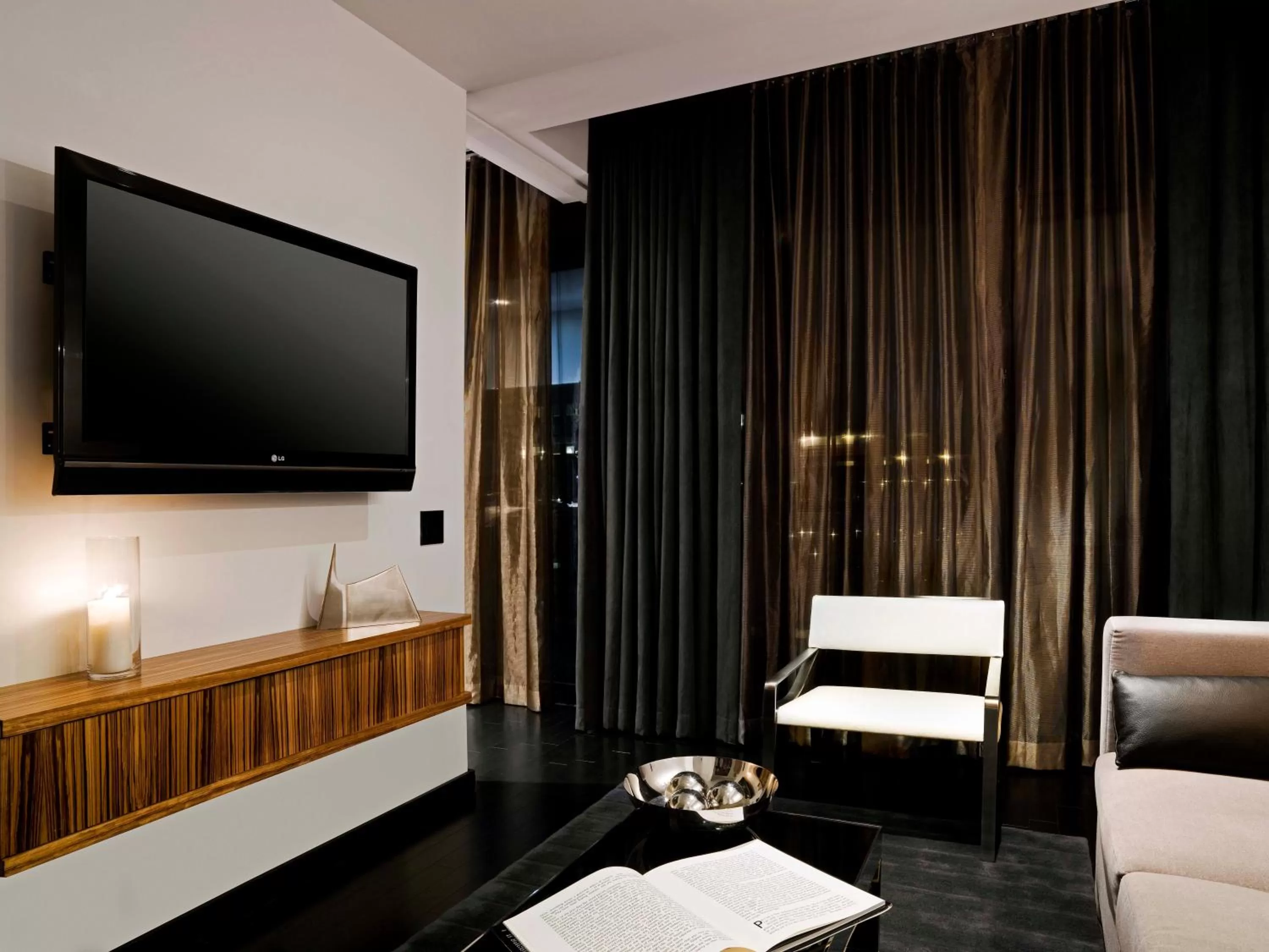 Living room, Bed in Sixty LES