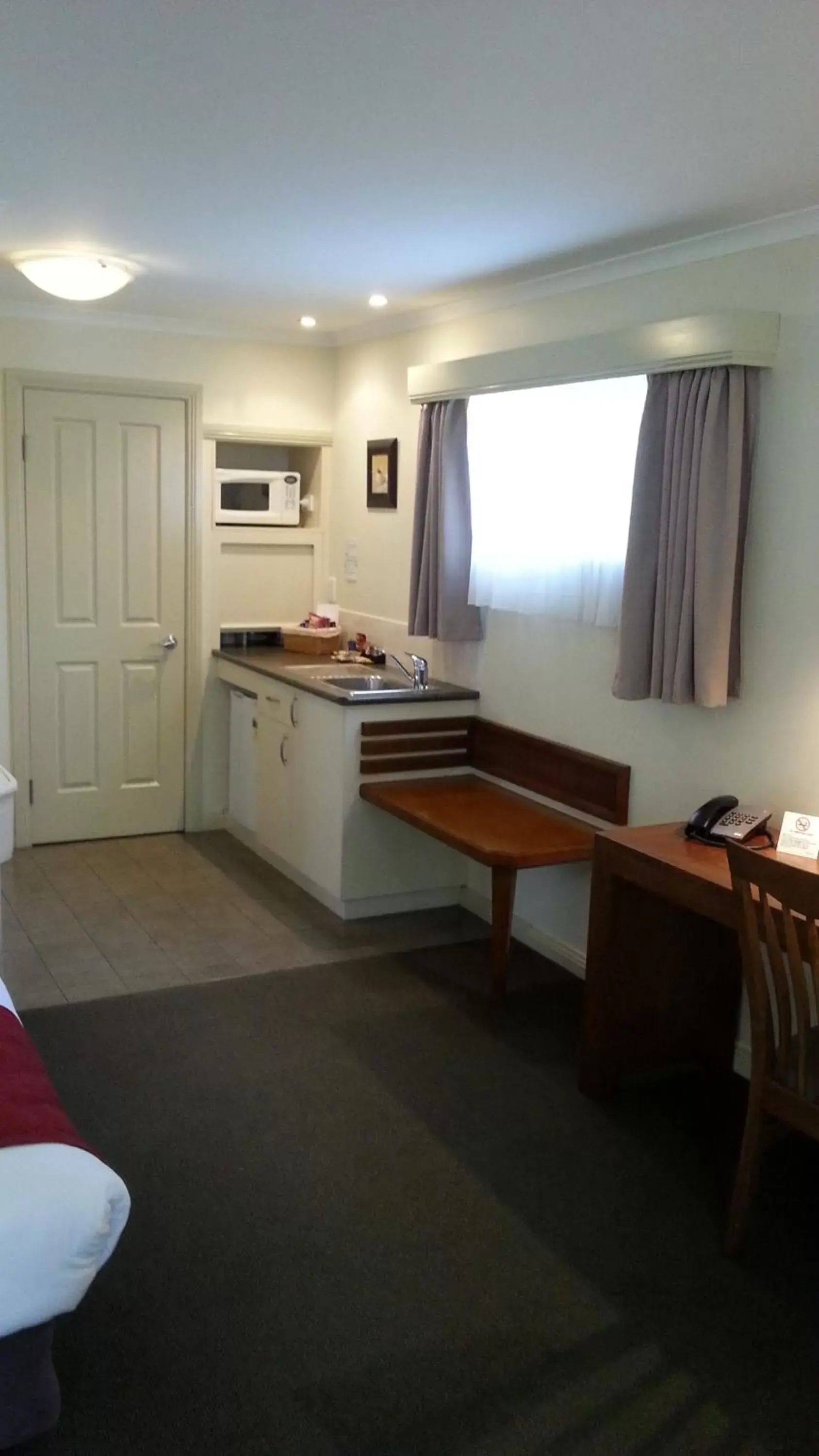 Kitchen or kitchenette, Kitchen/Kitchenette in Armidale Pines Motel