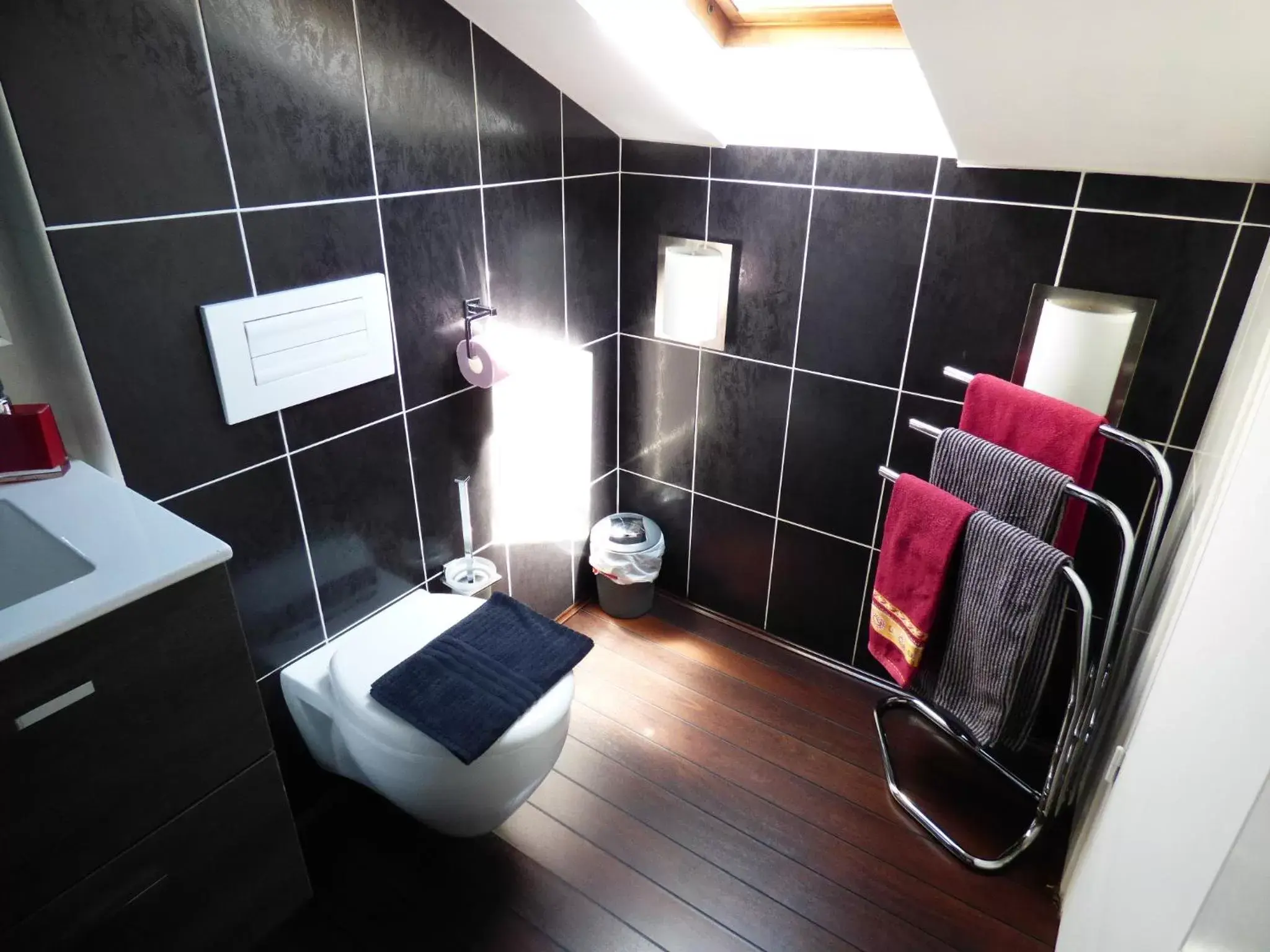 Photo of the whole room, Bathroom in La Colline aux Yeux Doubs