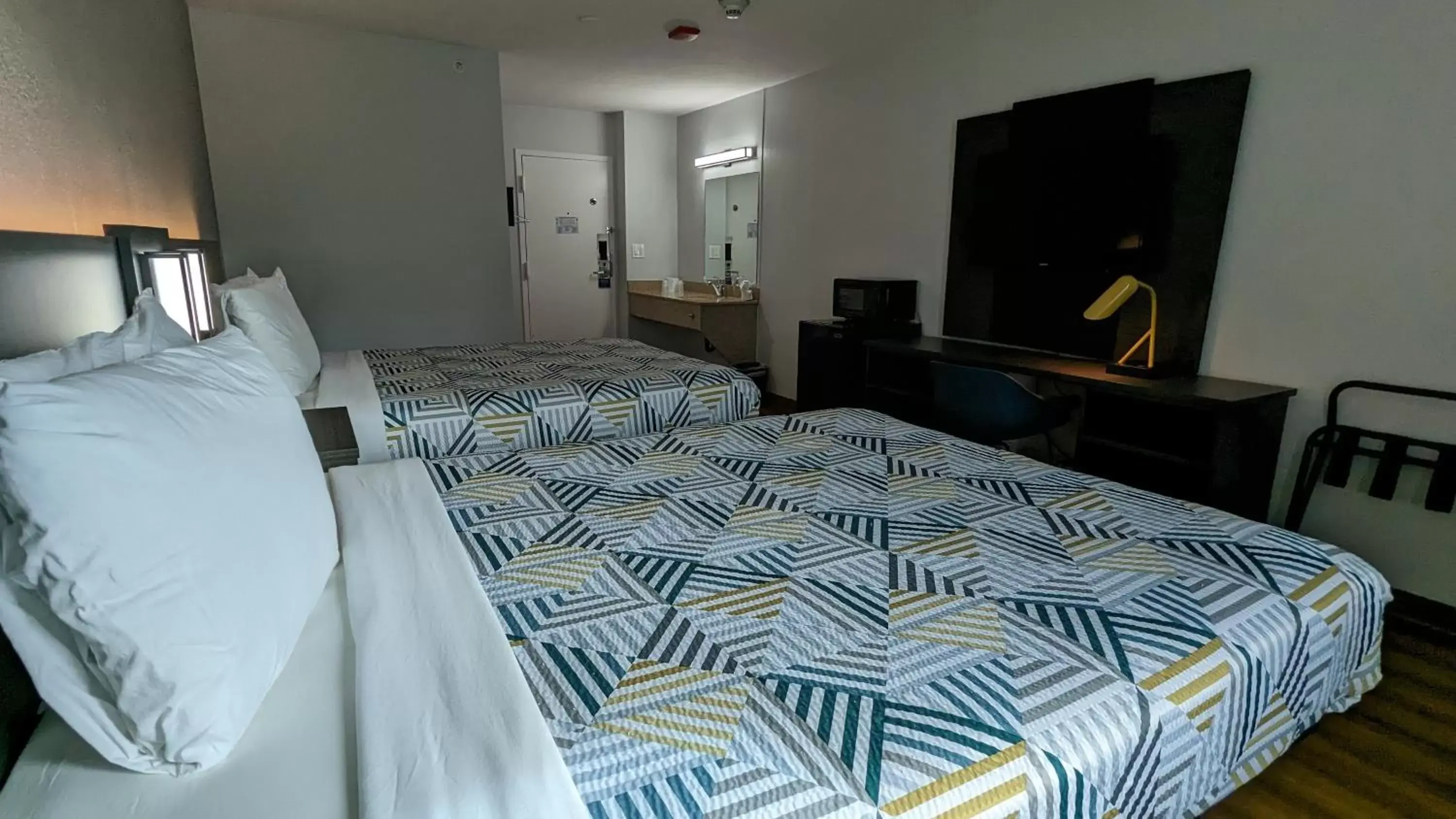 Bed in Motel 6-Leominster, MA Bed in Motel 6-Leominster, MA