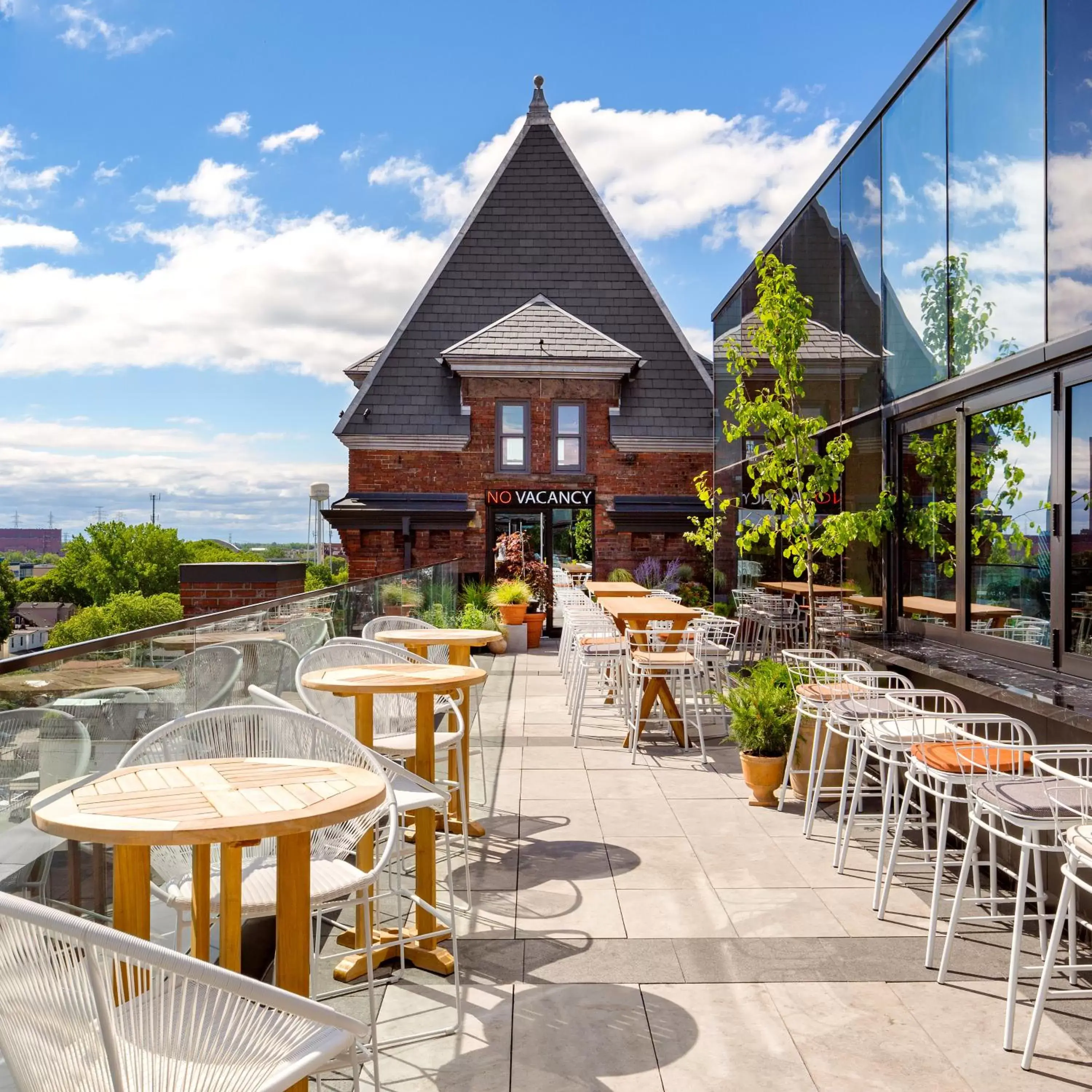 Balcony/Terrace, Restaurant/Places to Eat in The Broadview Hotel