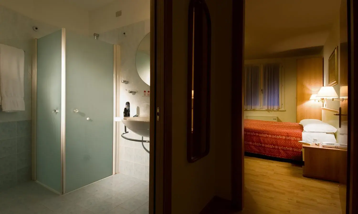 Bed, Bathroom in Hotel Montereale