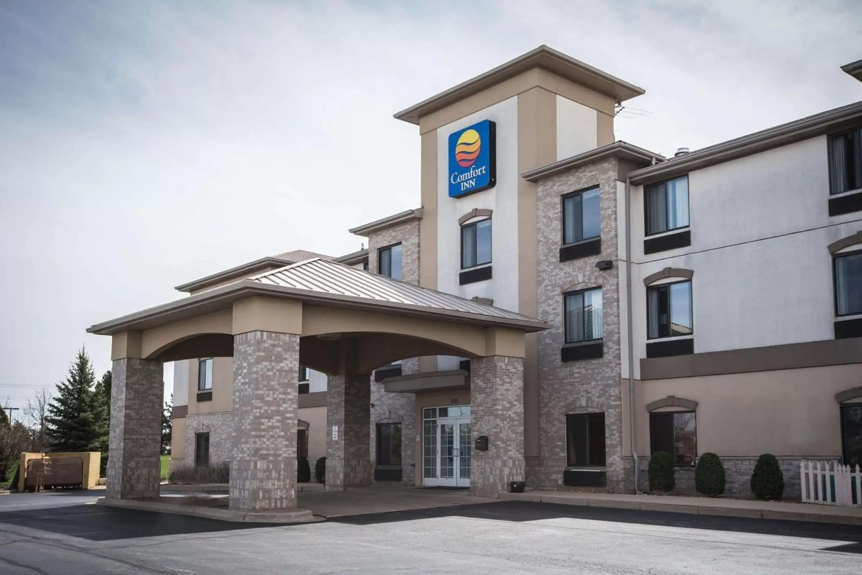 Property Building in Comfort Inn Crystal Lake - Algonquin