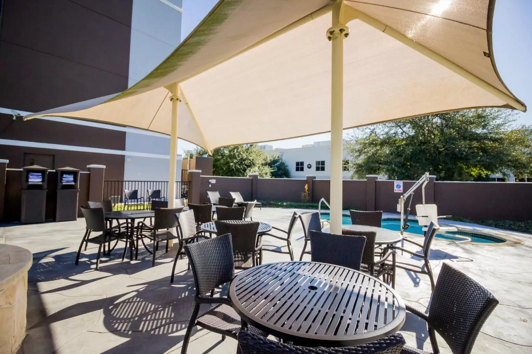 Swimming pool, Restaurant/Places to Eat in Holiday Inn Express Hotel & Suites Austin Airport, an IHG Hotel