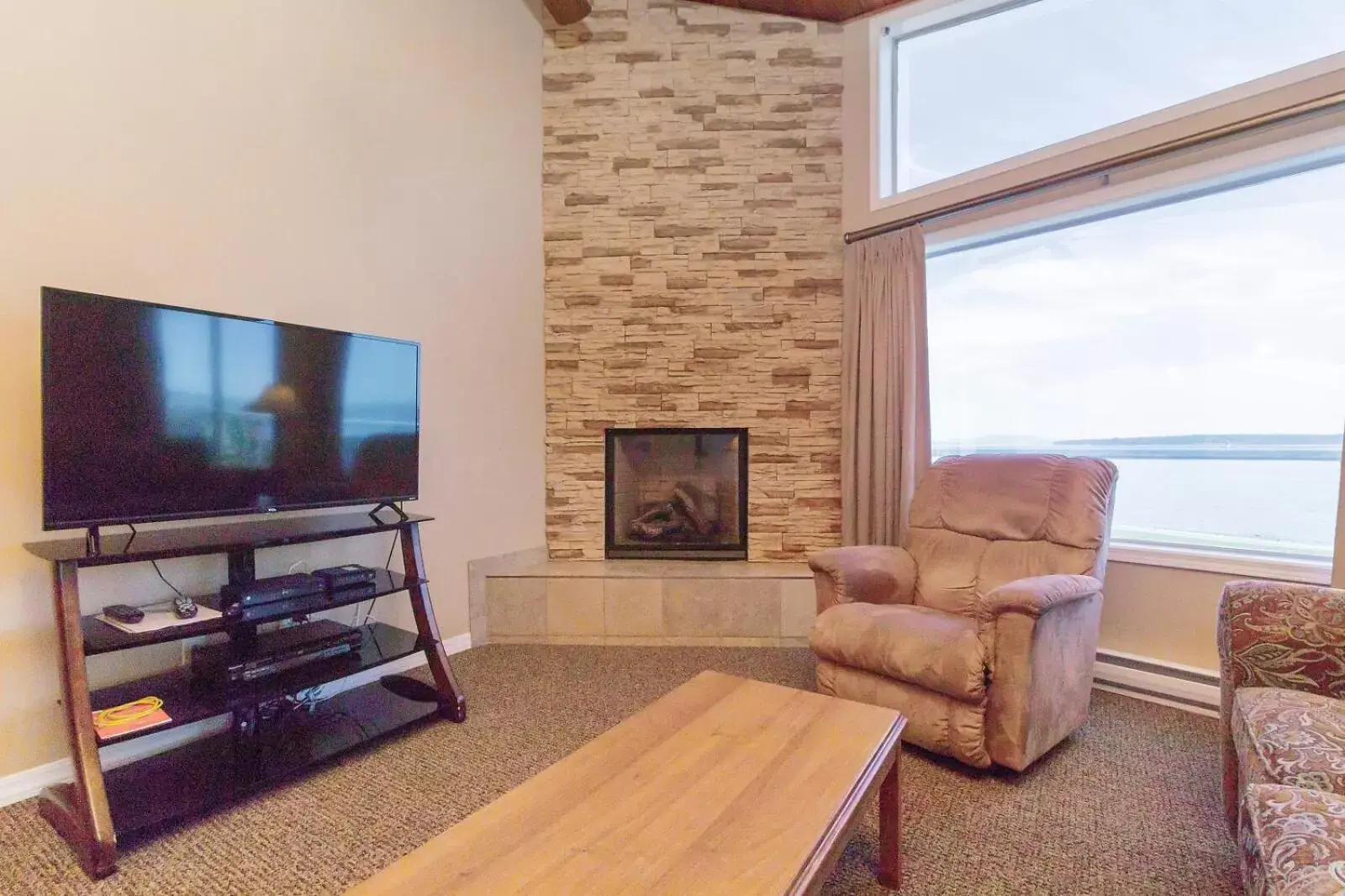 flat iron, TV/Entertainment Center in The Cedarwood Inn & Suites