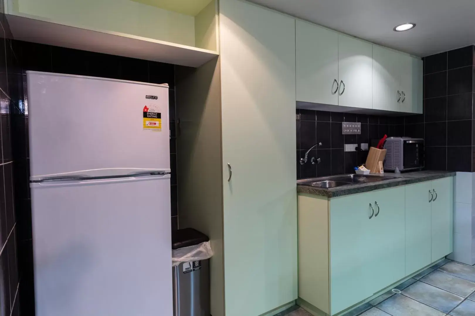 Kitchen or kitchenette, Kitchen/Kitchenette in Sails Geraldton Accommodation