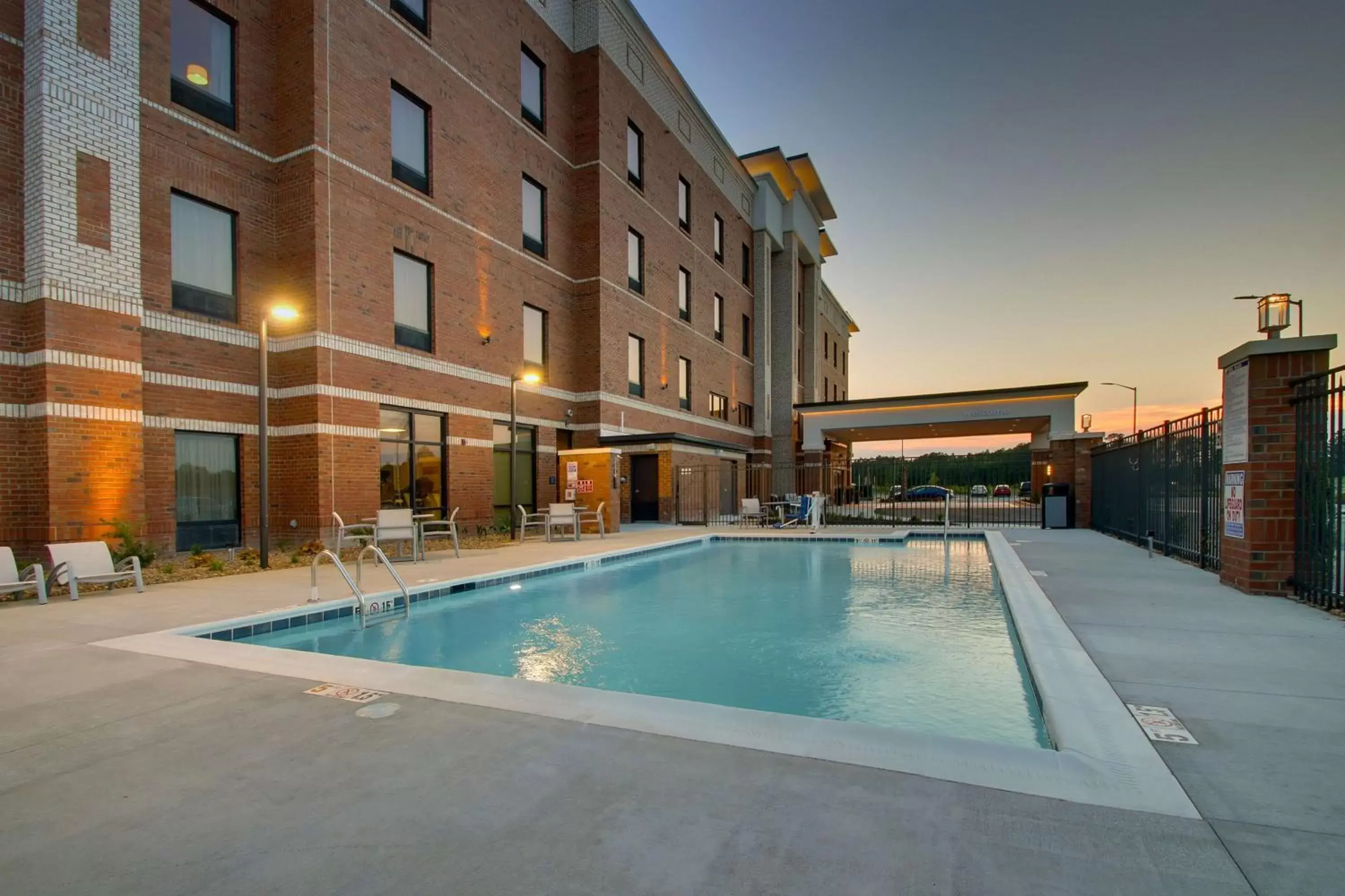 Property building, Swimming Pool in Hampton Inn Sneads Ferry Topsail Beach