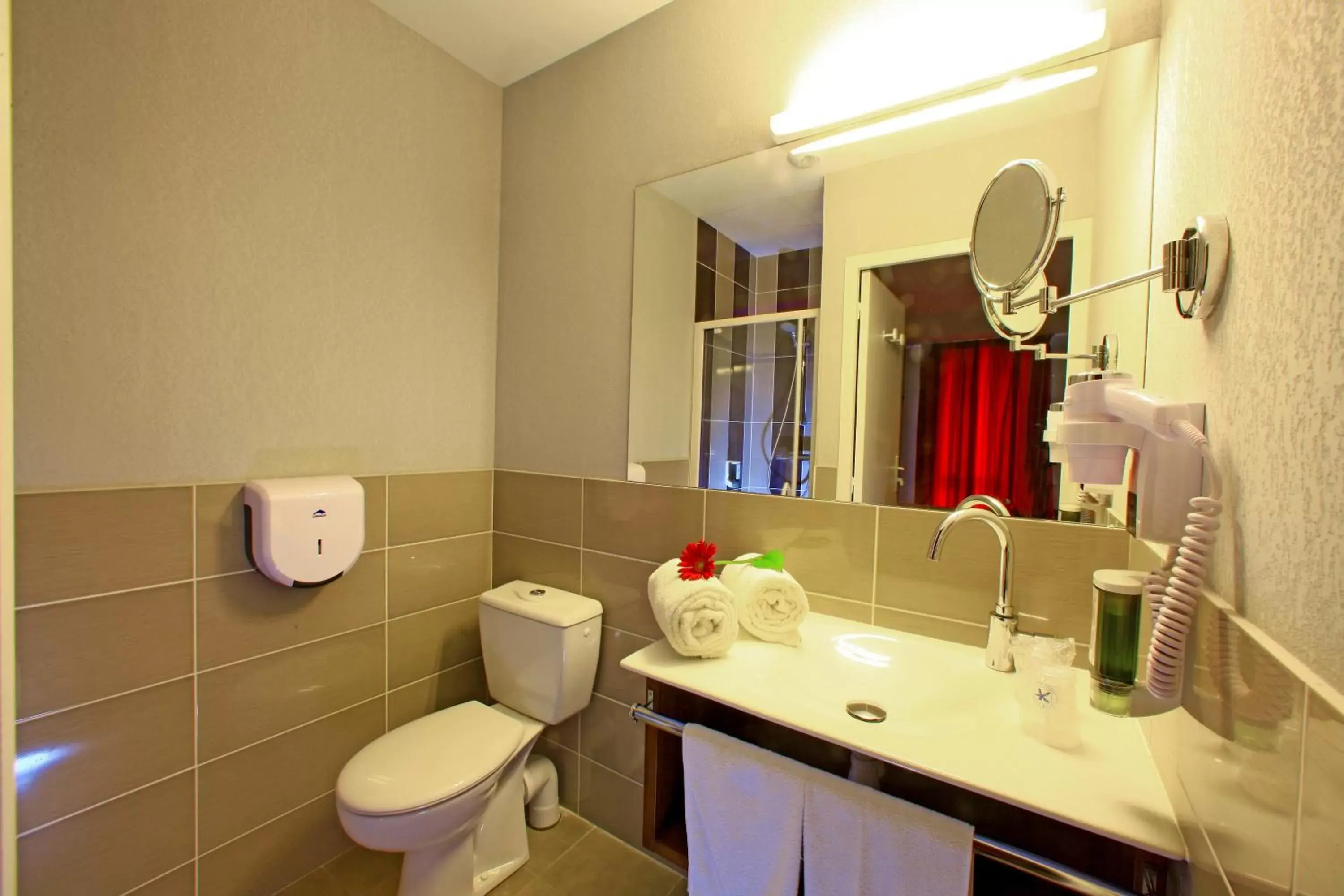 Bathroom in The Originals City, Hôtel Albizia, Sarlat-la-Canéda (Inter-Hotel)