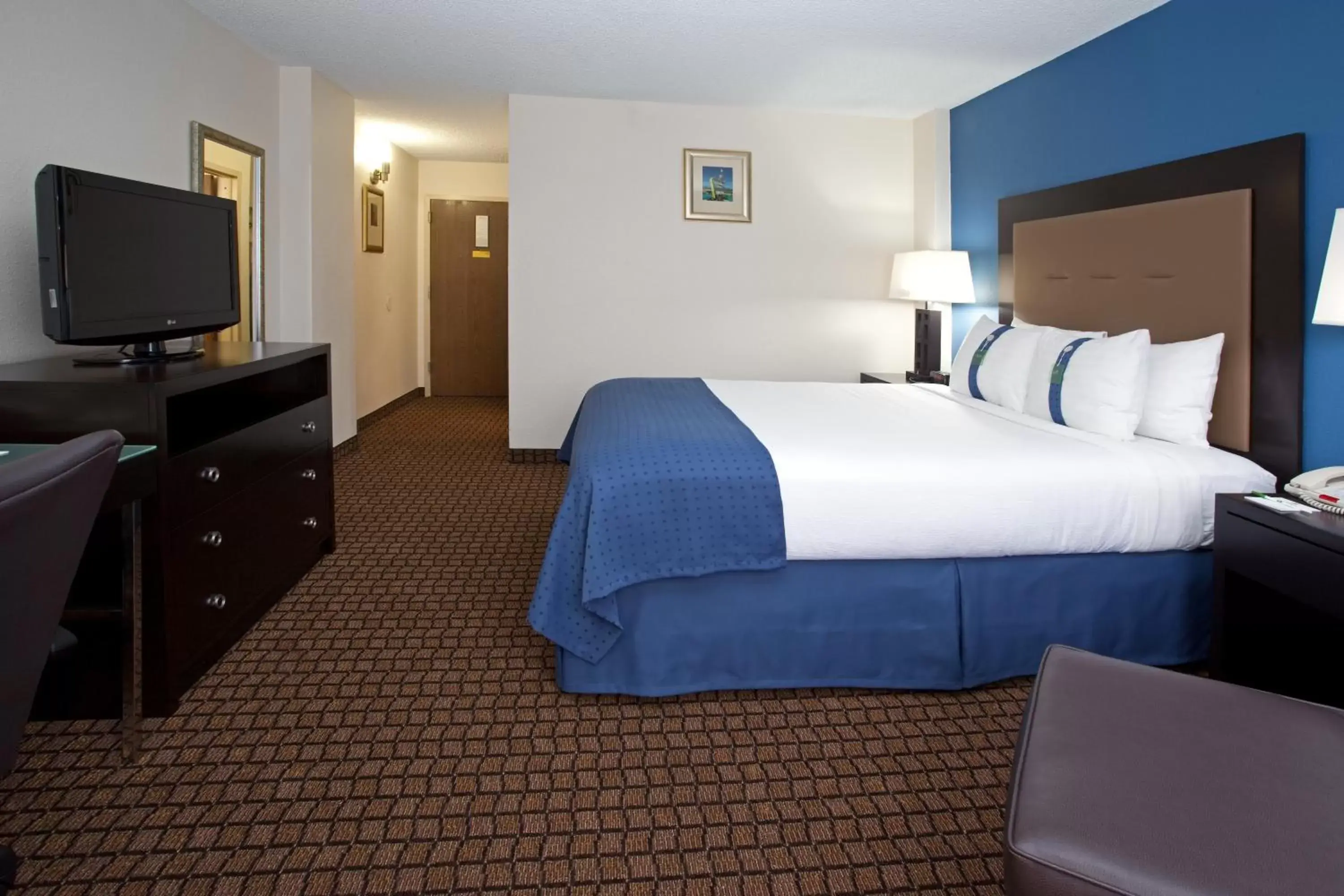 Bed in Ramada Plaza by Wyndham Sheridan Hotel & Convention Center