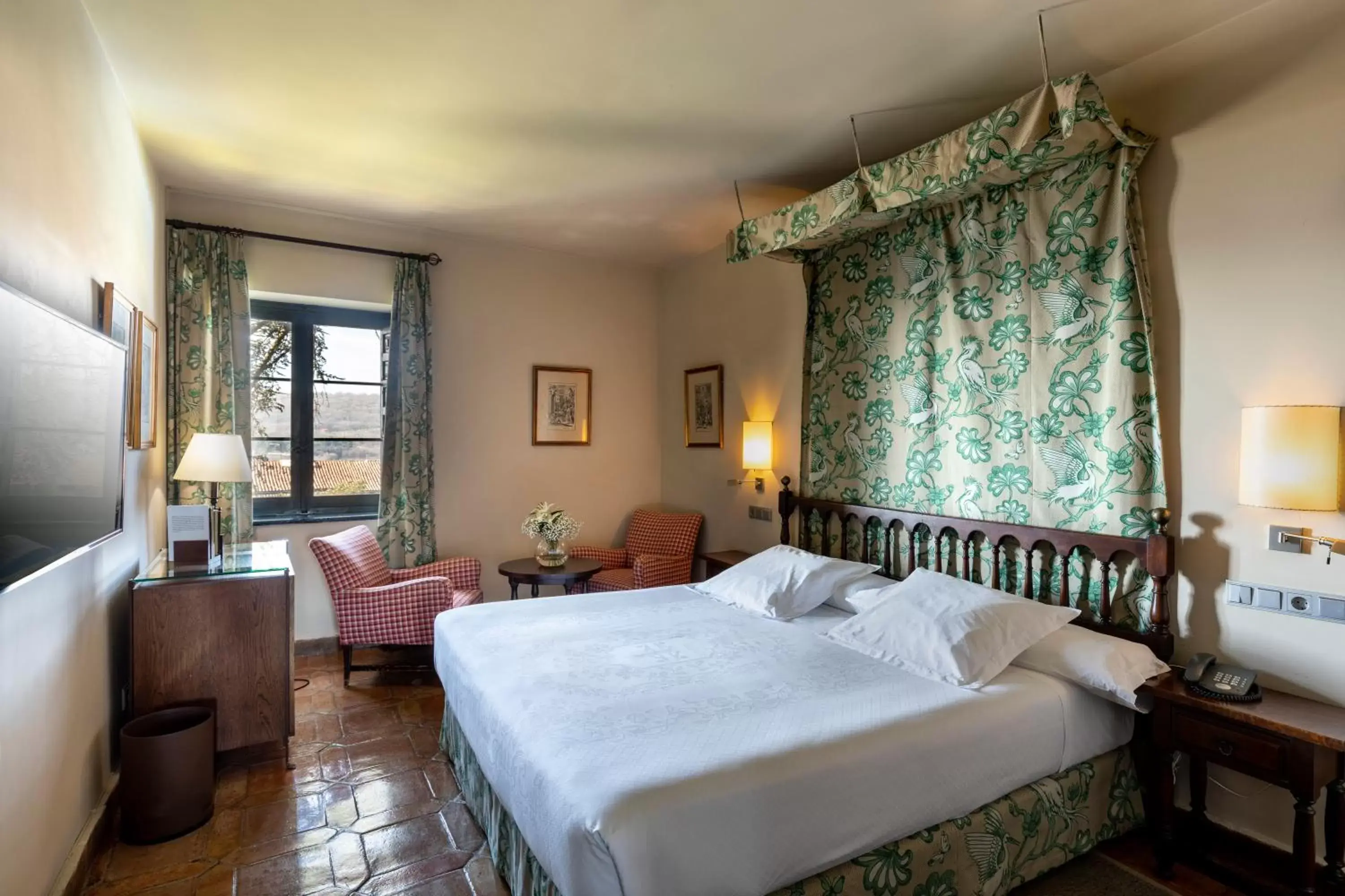 Photo of the whole room, Bed in Parador de Jarandilla de la Vera