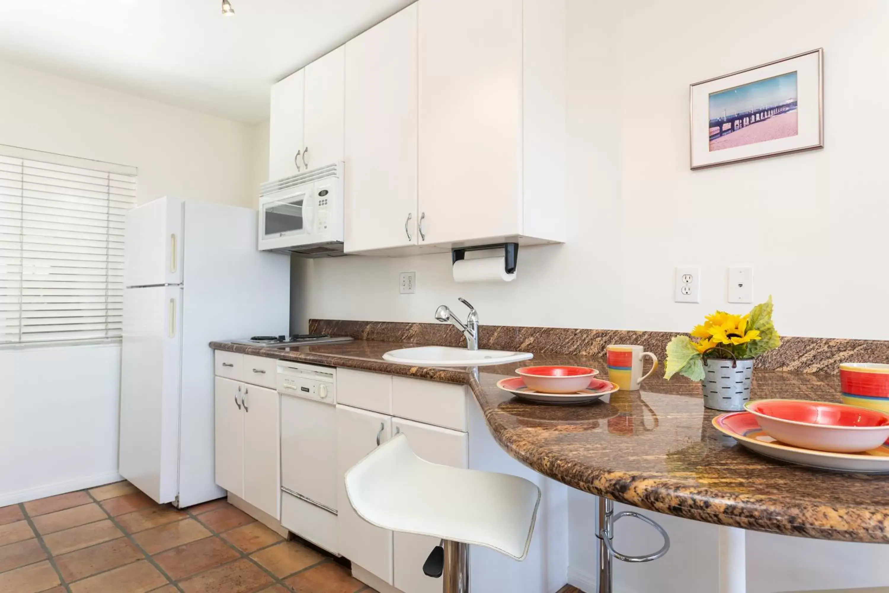 Kitchen/Kitchenette in The Sea View Inn At The Beach