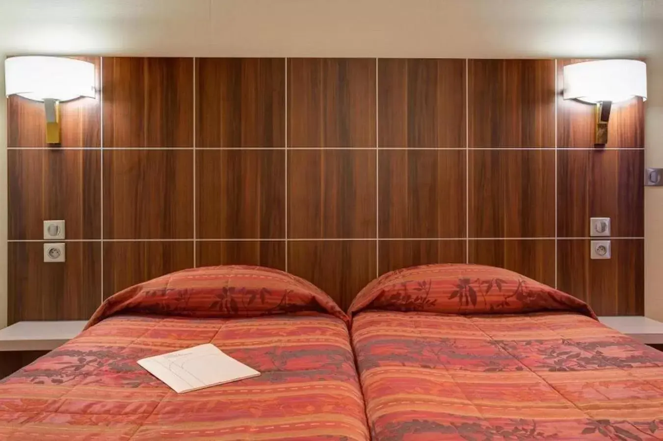 Bed in Hotel Terminus Montparnasse