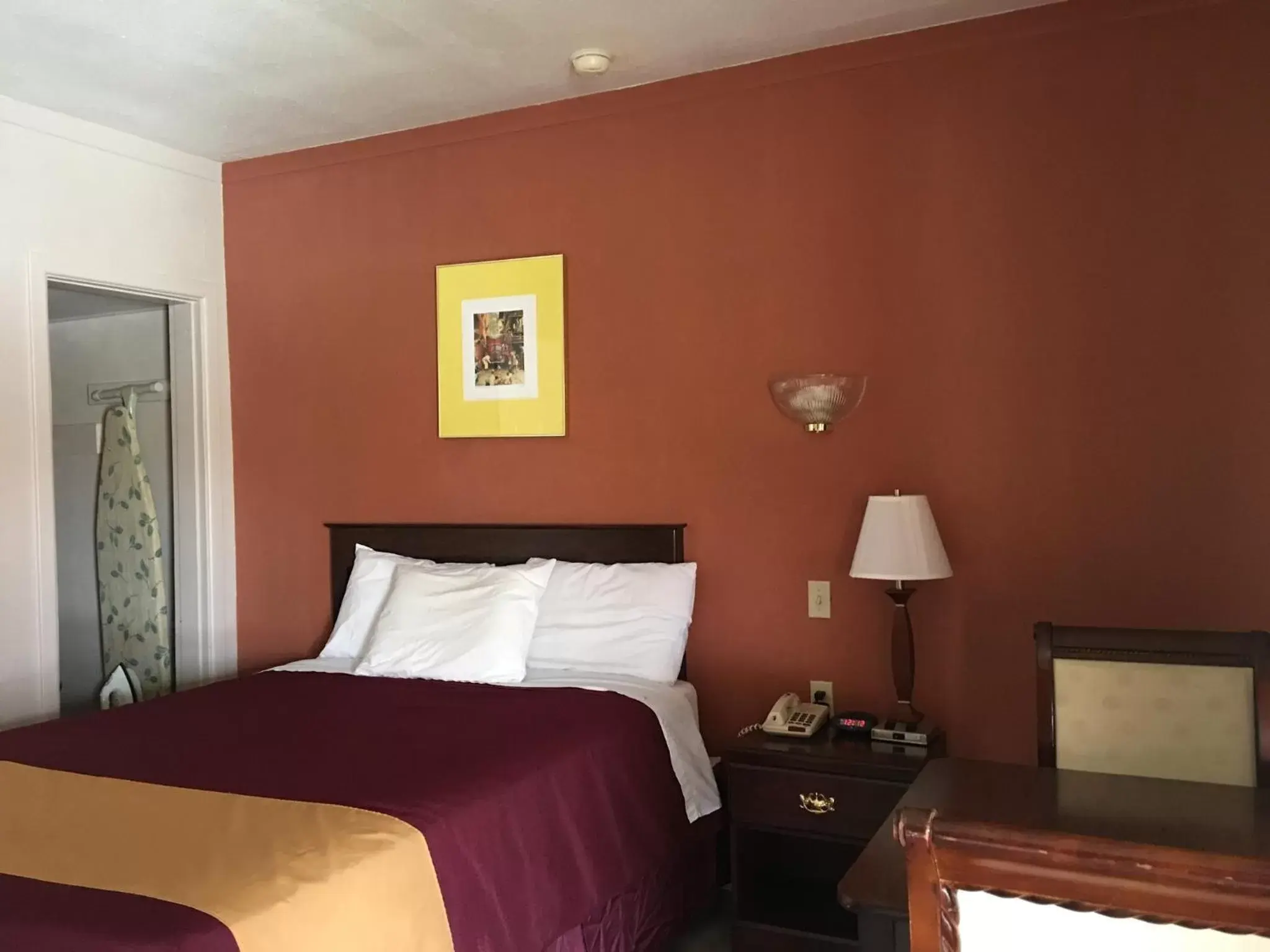 Bed in Americas Best Value Inn Ozona