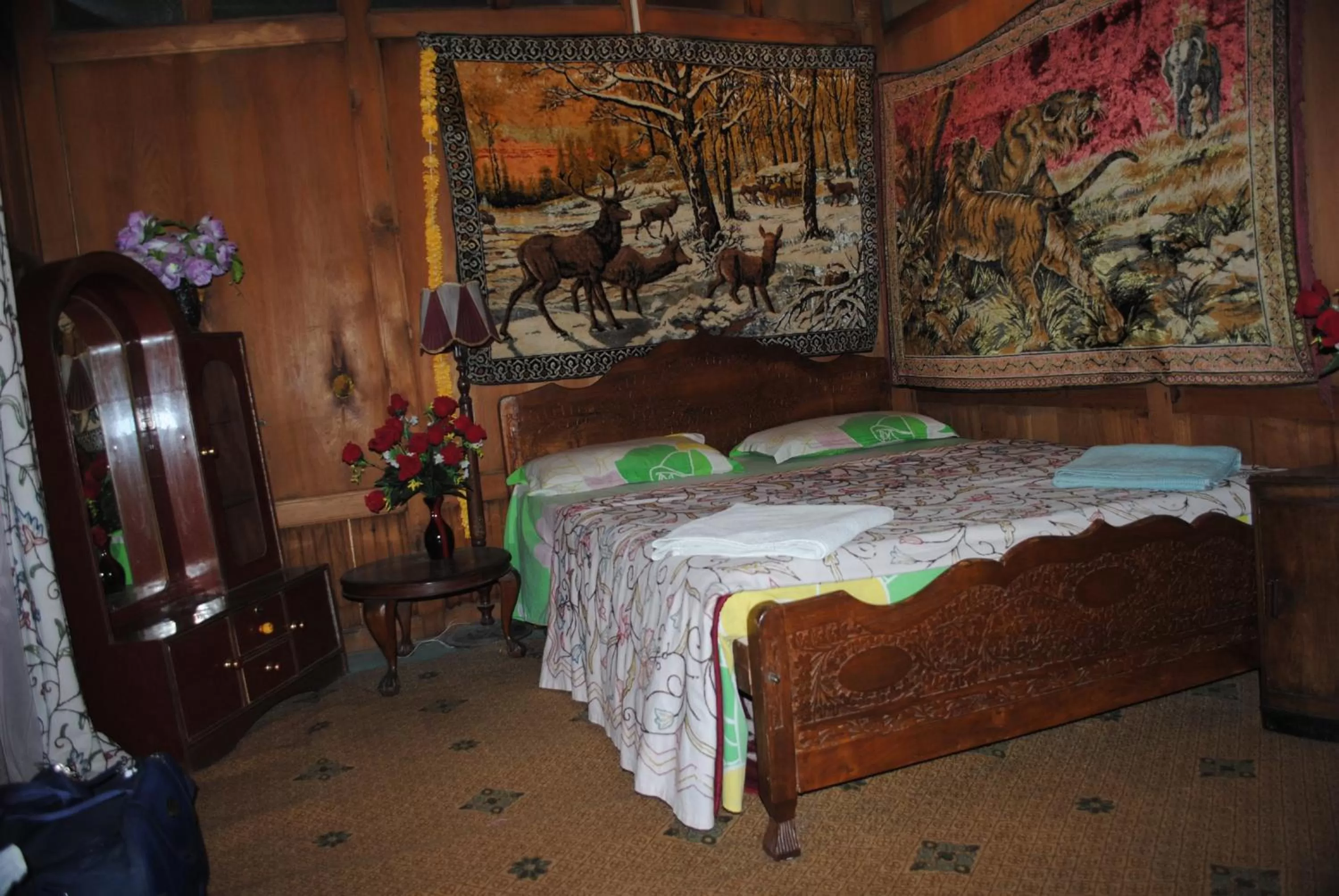 Bedroom, Bed in Houseboat Zaindari Palace