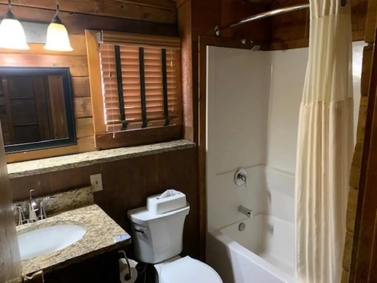 Bathroom in Kohl's Ranch Lodge